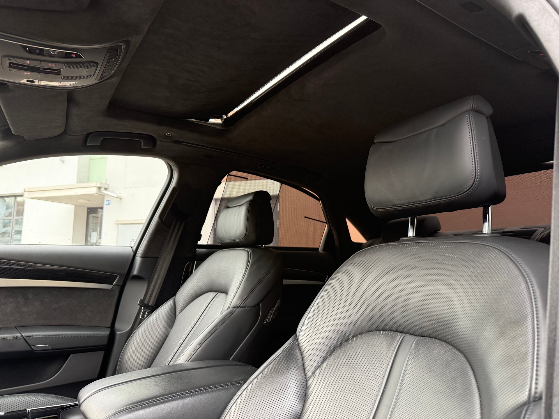 AUDI S8 4.0 TFSI V8 quattro tiptronic-image-16