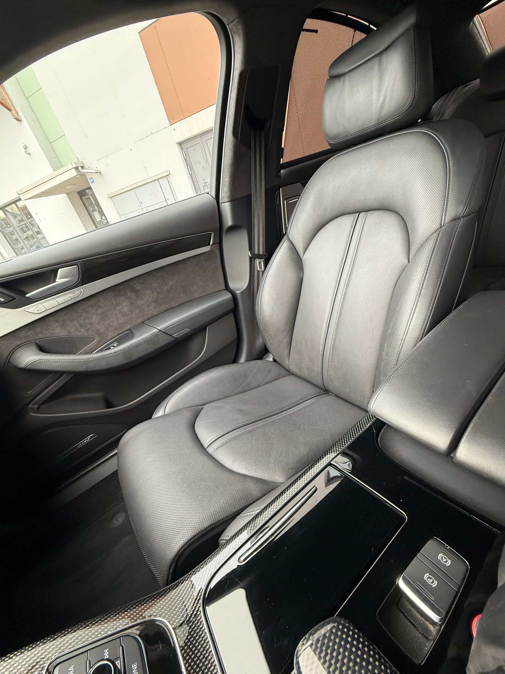 AUDI S8 4.0 TFSI V8 quattro tiptronic-image-17