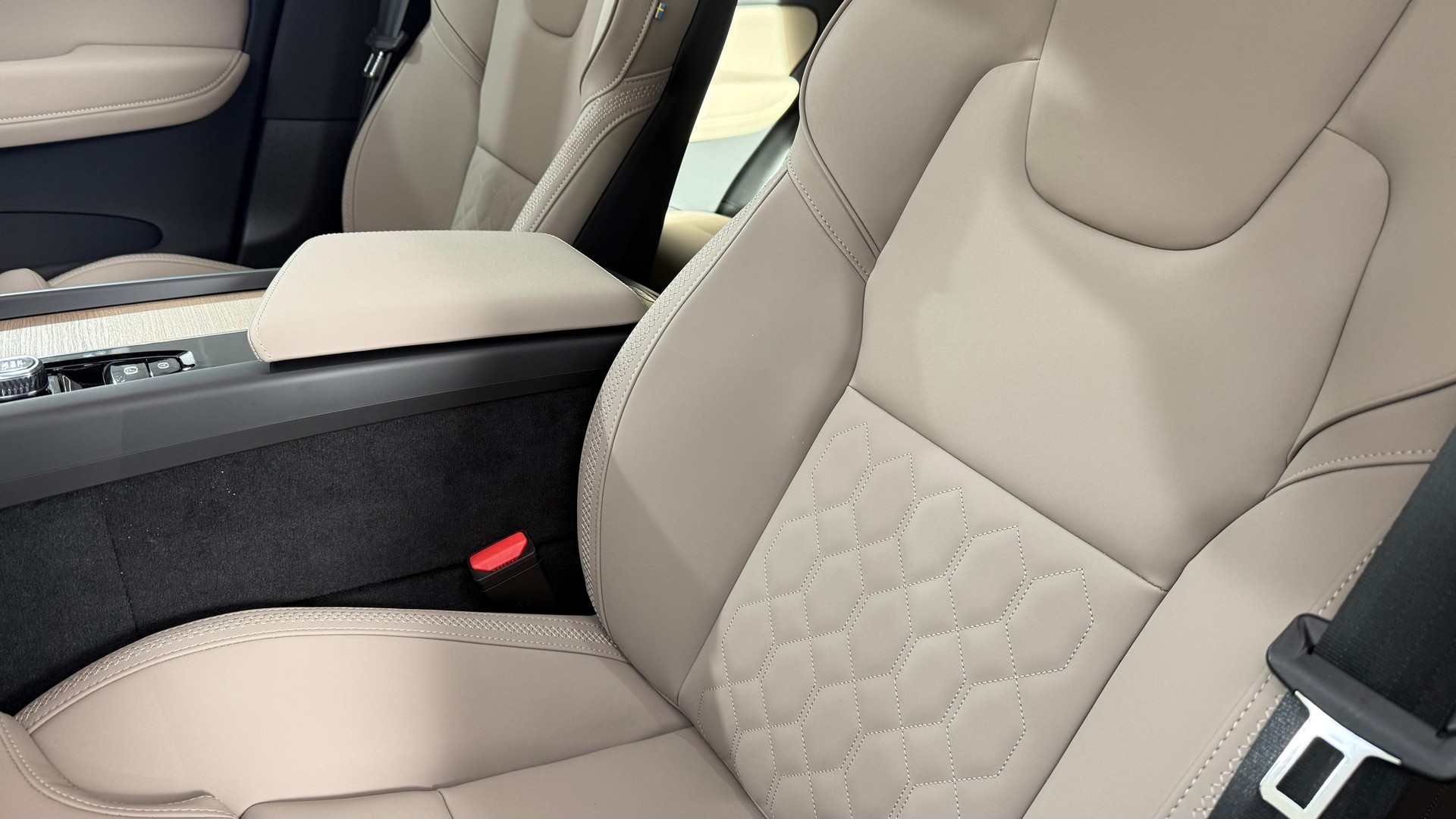VOLVO XC60 2.0 T6 TE Ultra Dark eAWD-image-13