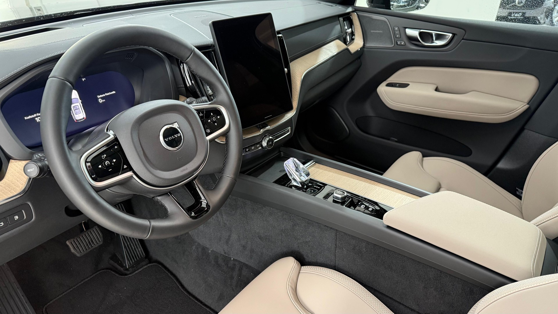 VOLVO XC60 2.0 T6 TE Ultra Dark eAWD-image-3