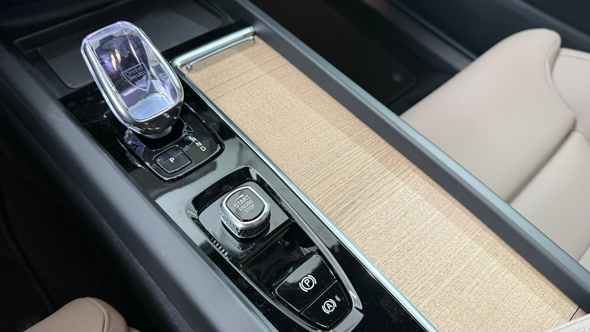 VOLVO XC60 2.0 T6 TE Ultra Dark eAWD-image-10