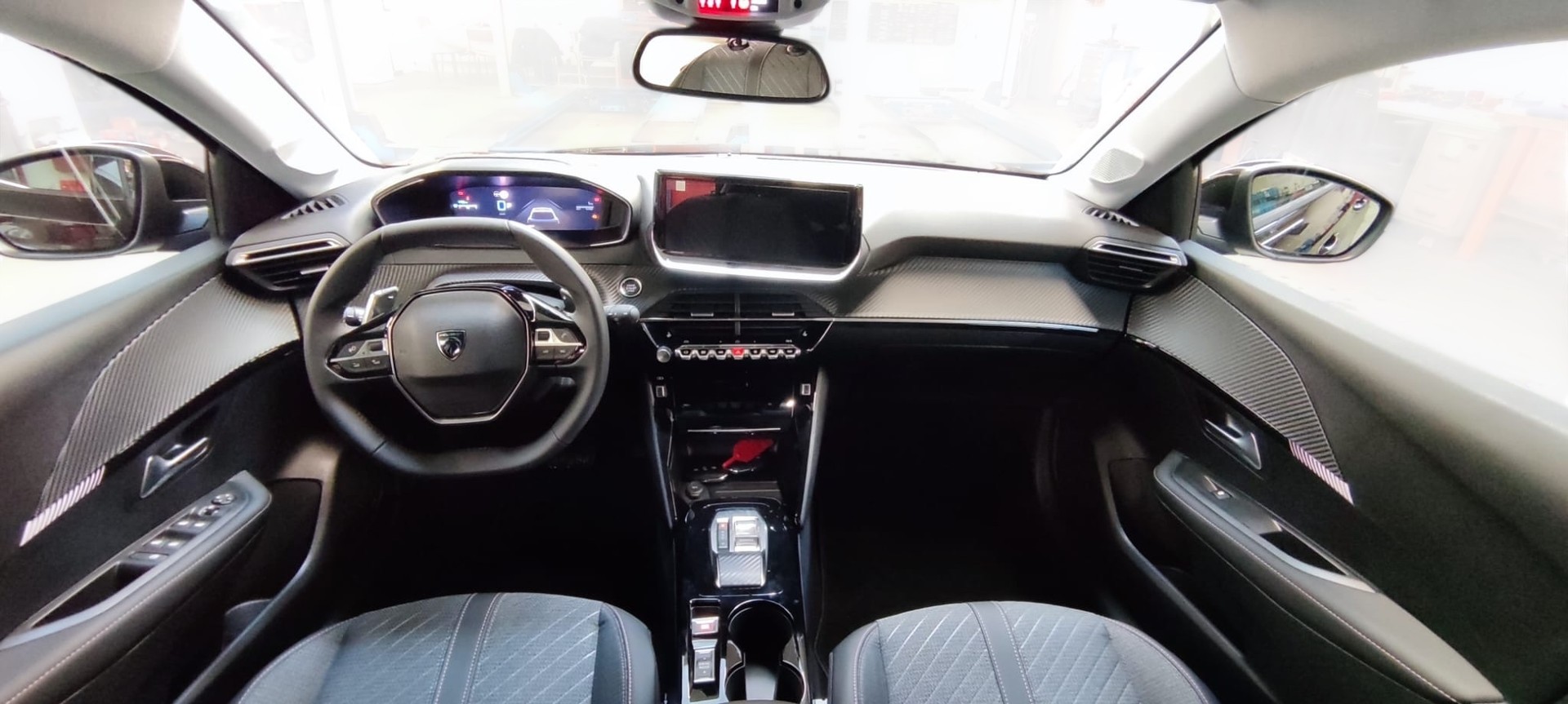 PEUGEOT 208 1.2 MHEV 110 Allure Premium-image-8