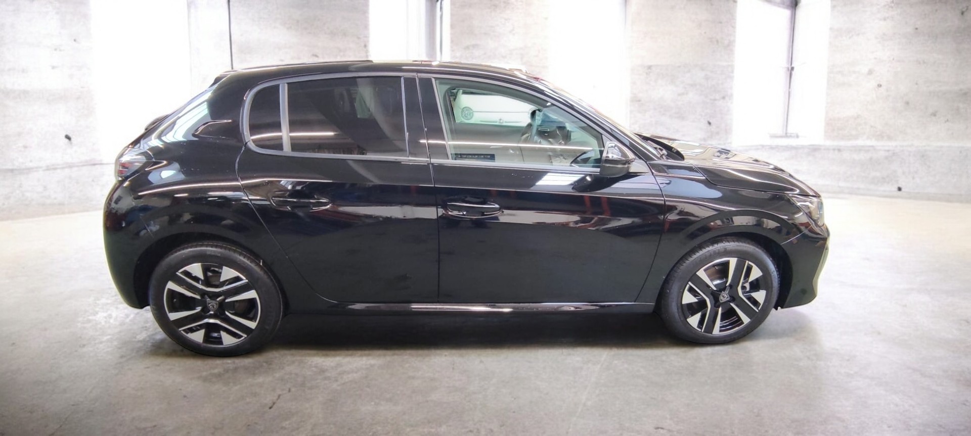 PEUGEOT 208 1.2 MHEV 110 Allure Premium-image-3
