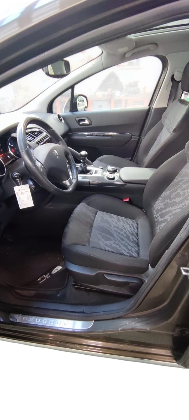 PEUGEOT 208 1.2 MHEV 110 Allure Premium-image-9