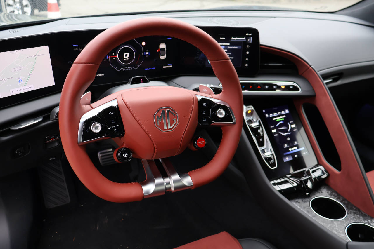 MG Cyberster 77kWh Stoffdach Rot 4WD-image-12