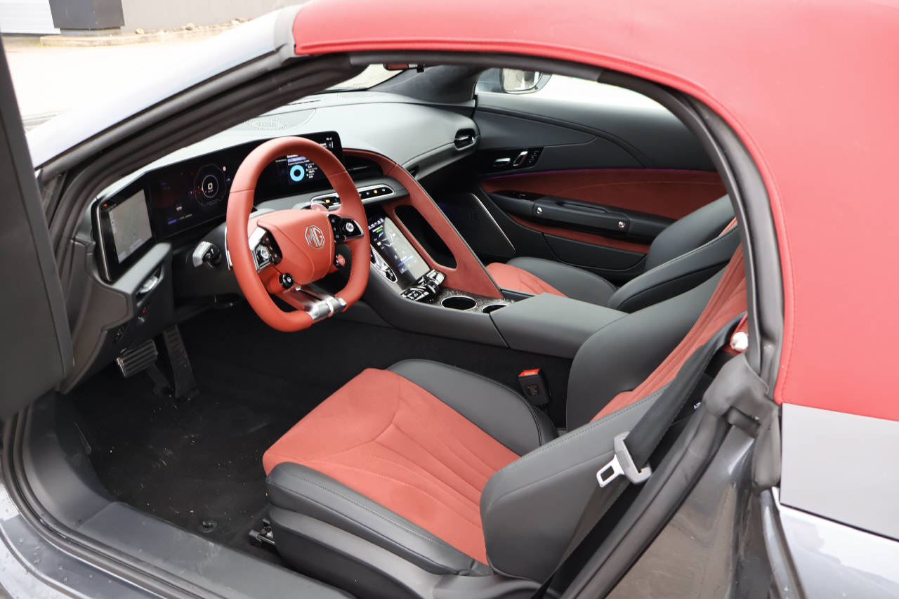 MG Cyberster 77kWh Stoffdach Rot 4WD-image-10
