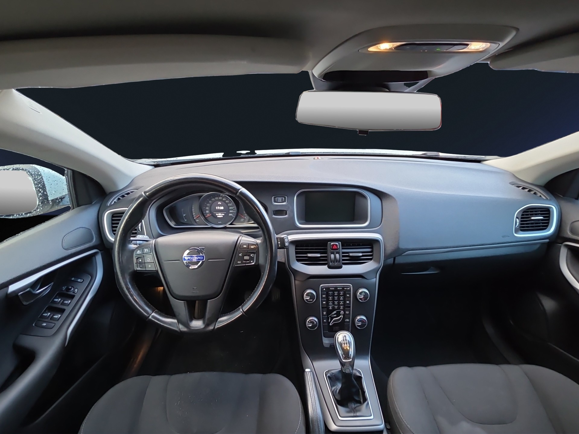 VOLVO V40 D2 Momentum-image-8