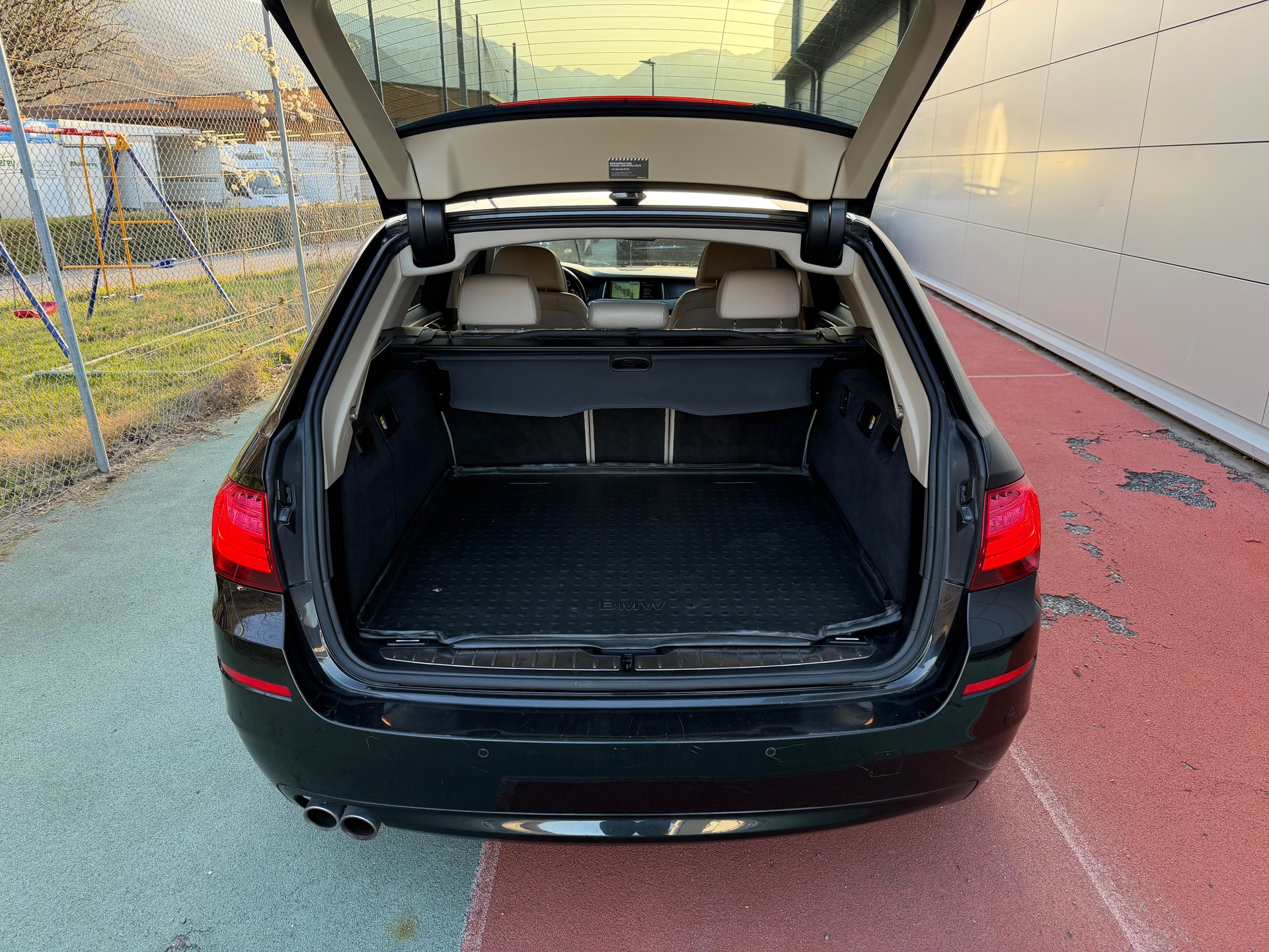 BMW 525d Touring xDrive Luxury Line Steptronic-image-12