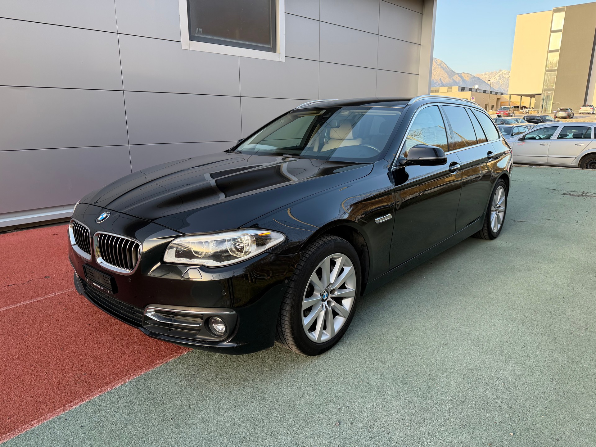 BMW 525d Touring xDrive Luxury Line Steptronic-image-0