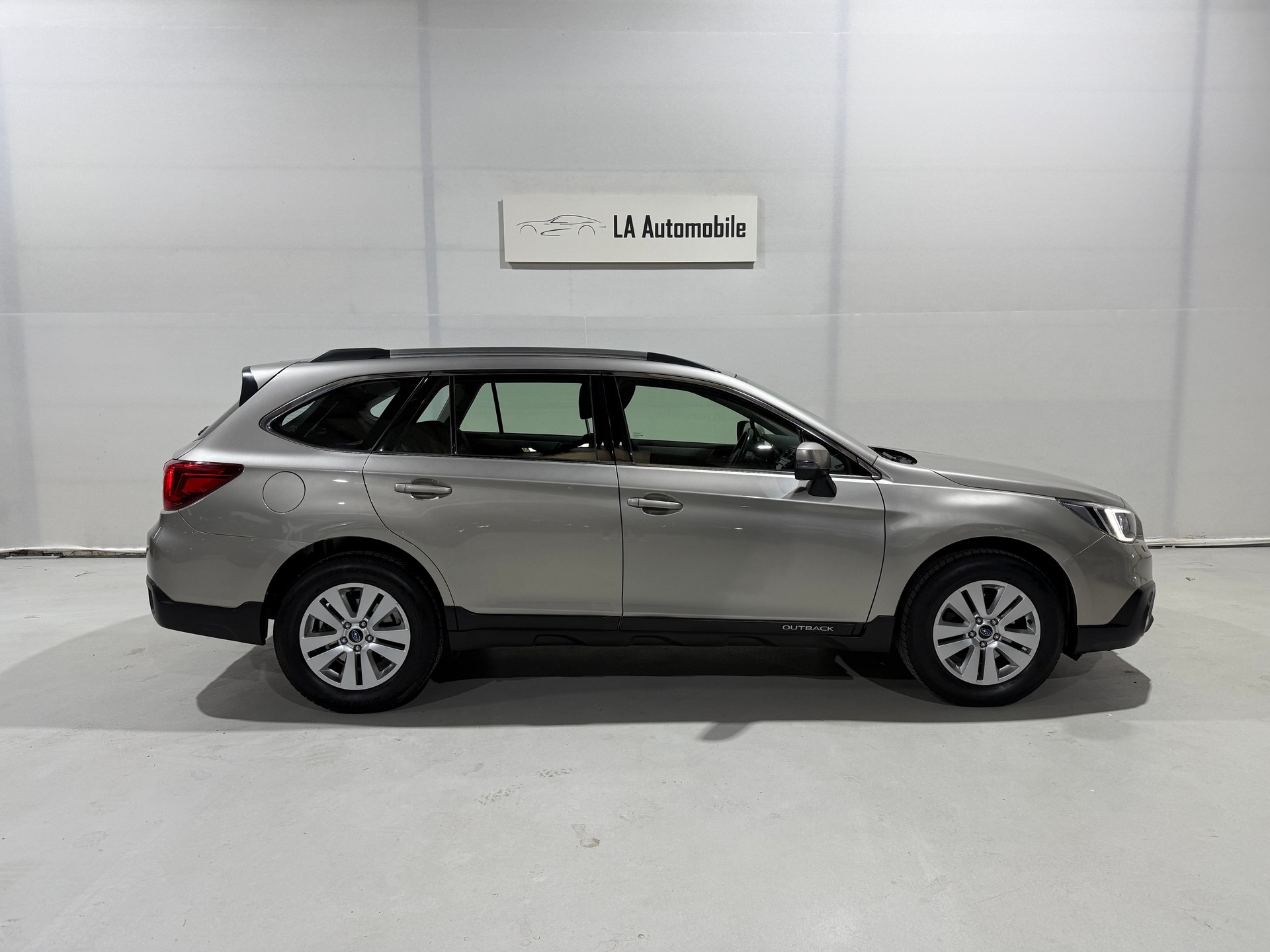 SUBARU Outback 2.5i Luxury AWD Lineartronic-image-6