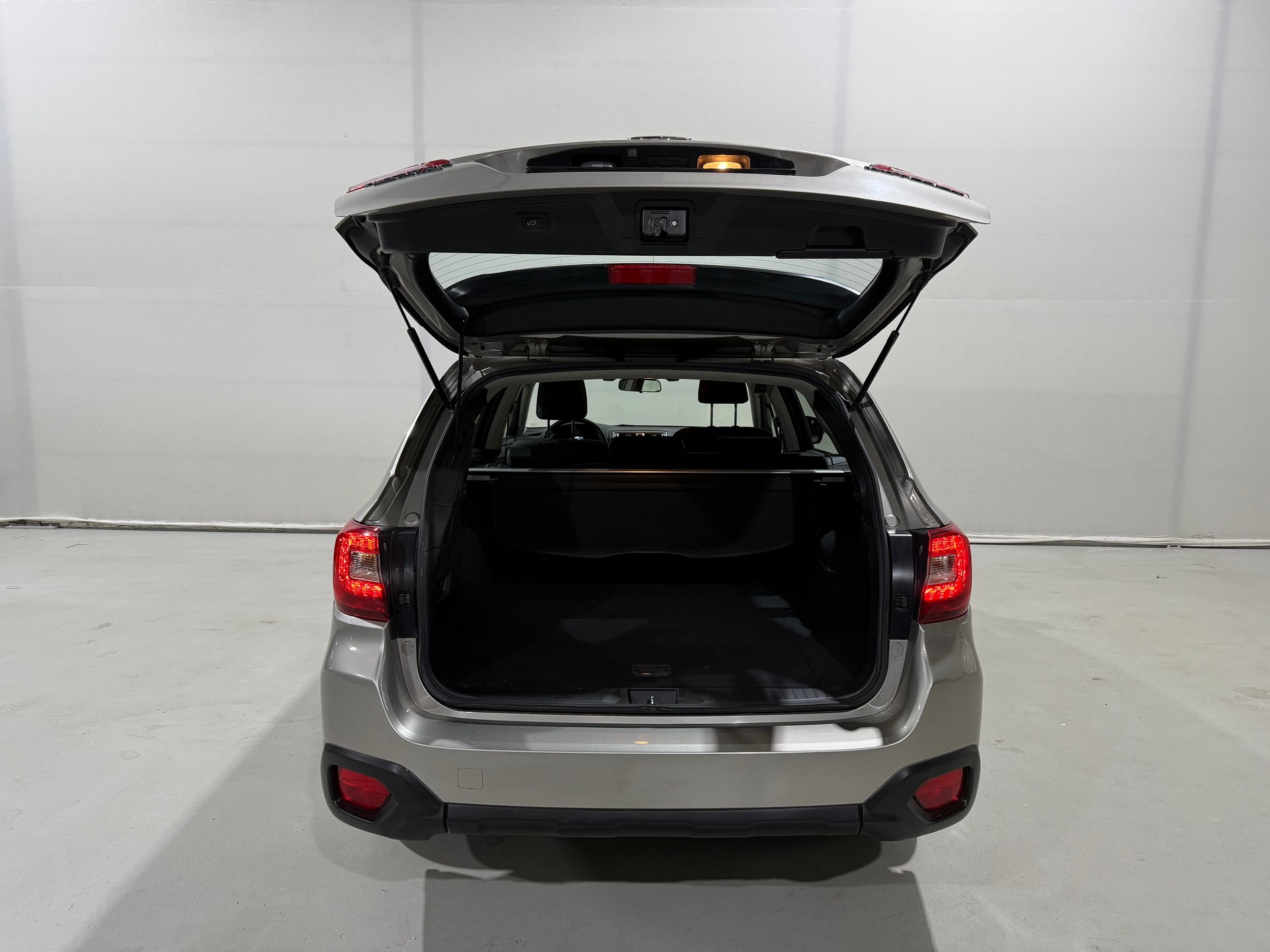 SUBARU Outback 2.5i Luxury AWD Lineartronic-image-10