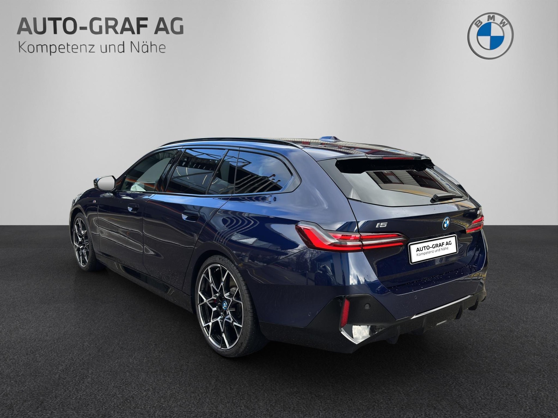 BMW i5 M60 xDrive Touring-image-2