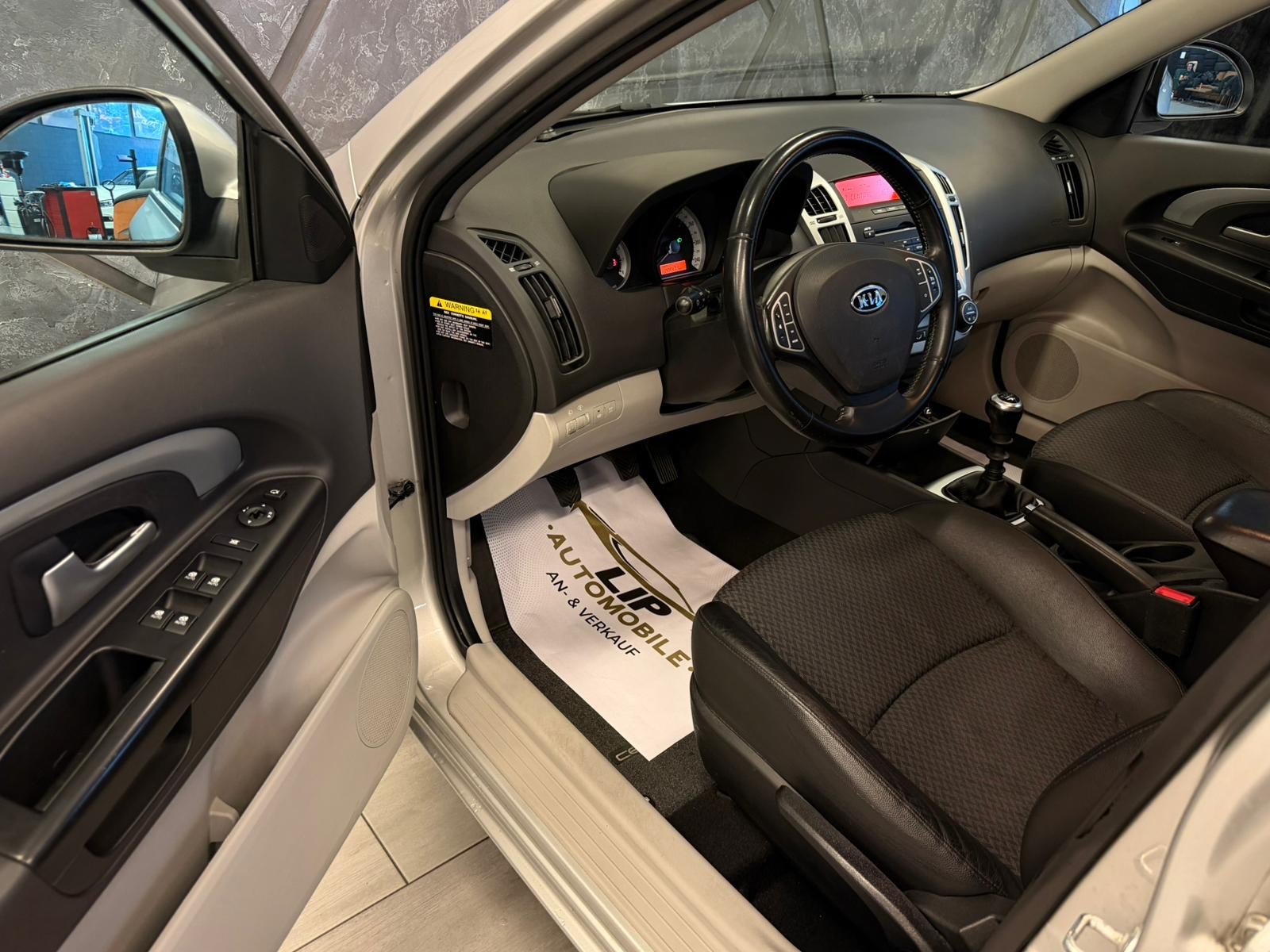 KIA Cee'd 2.0 16V Style-image-10