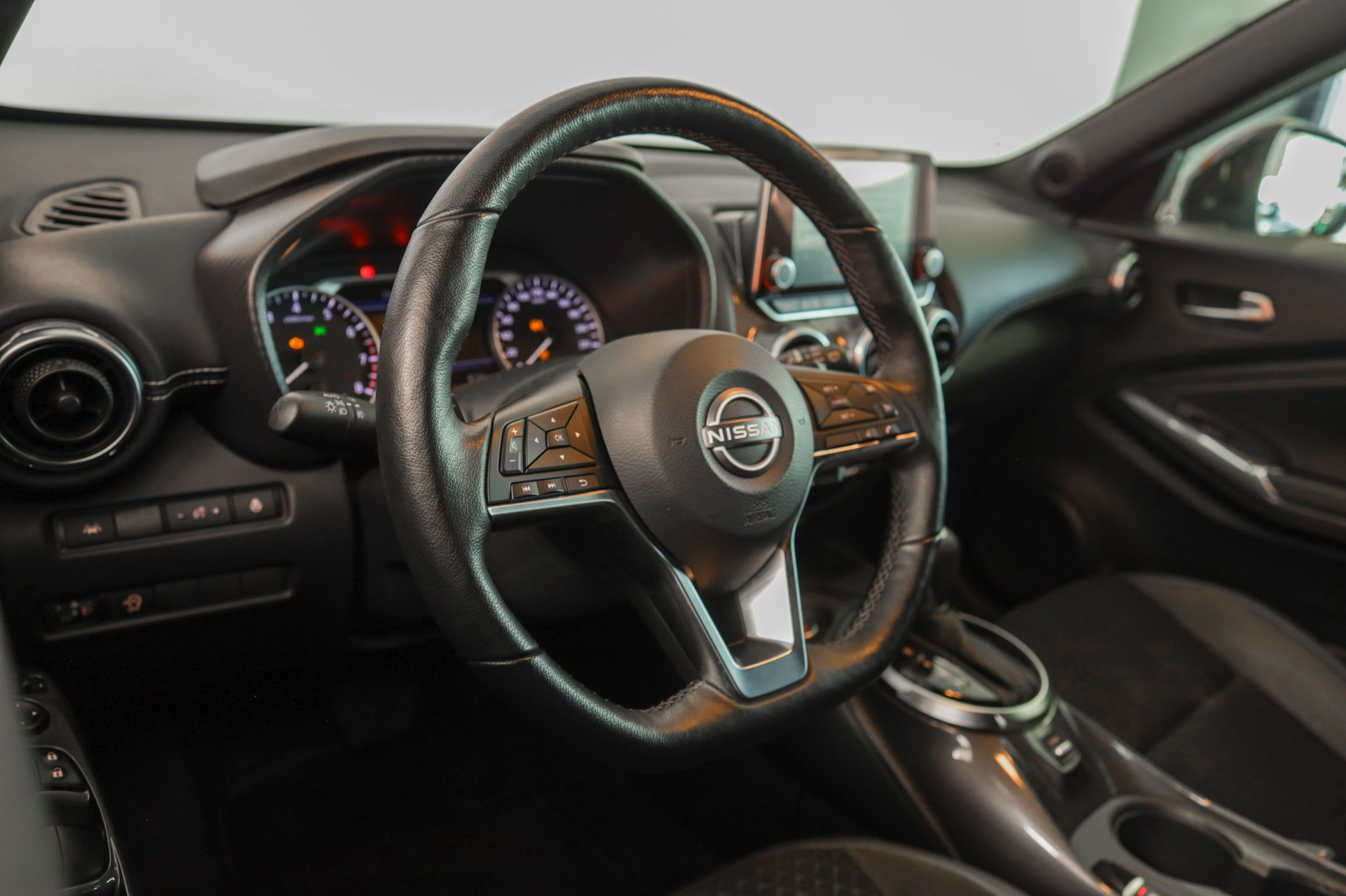 NISSAN Juke 1.0 DIG-T tekna DCT-showroom-element-2