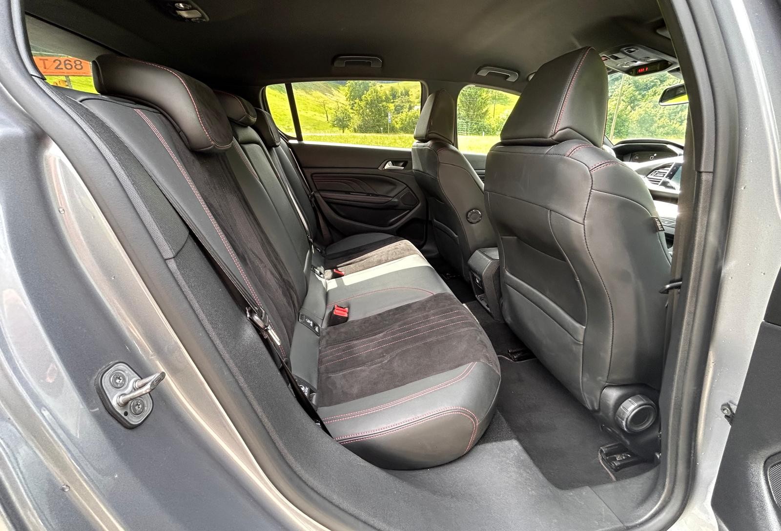 PEUGEOT 308 1.2 Pure Tech GT Pack EAT8-image-9