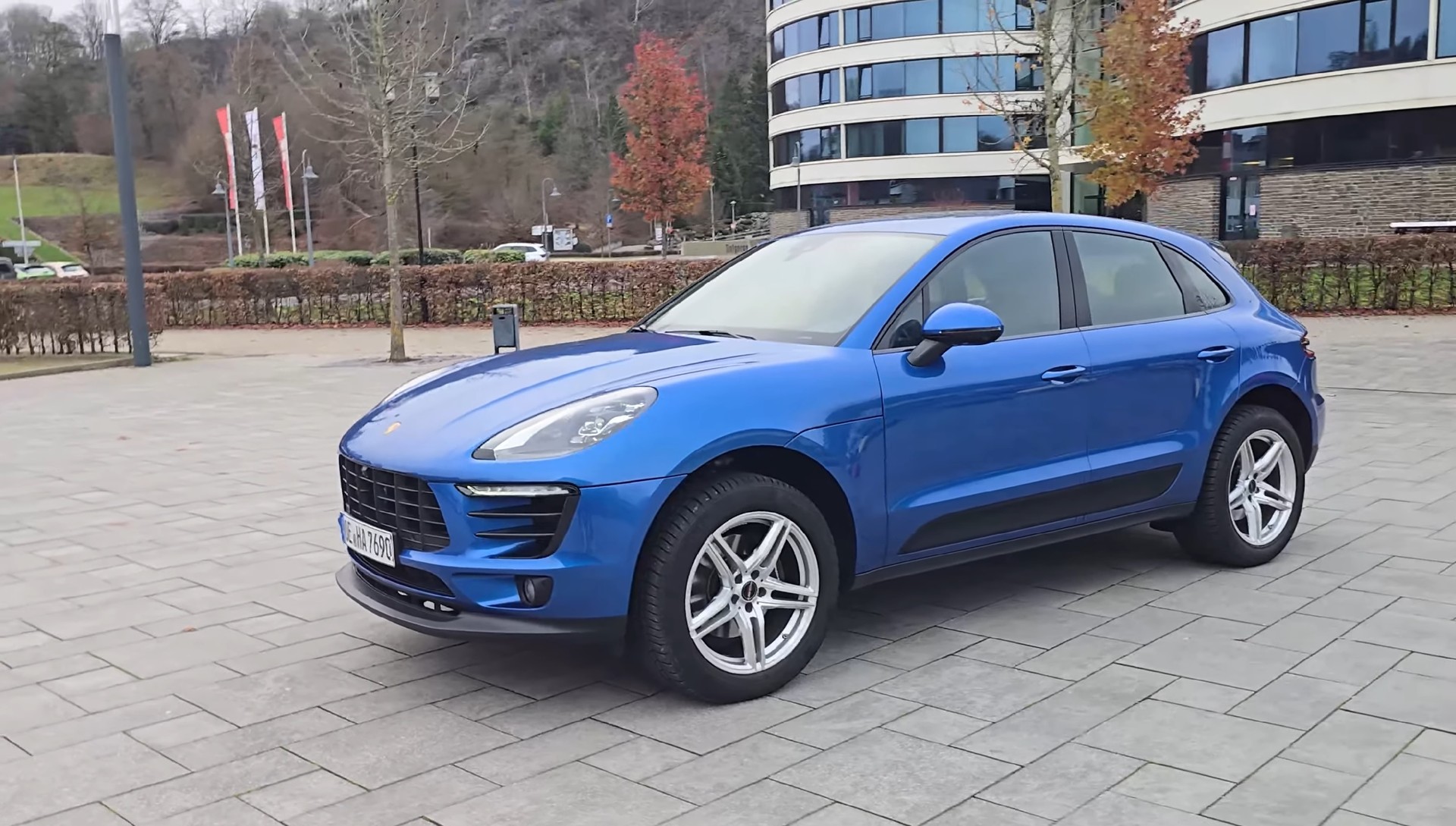 PORSCHE Saphirblaumetallic 252 PS-showroom-element-2