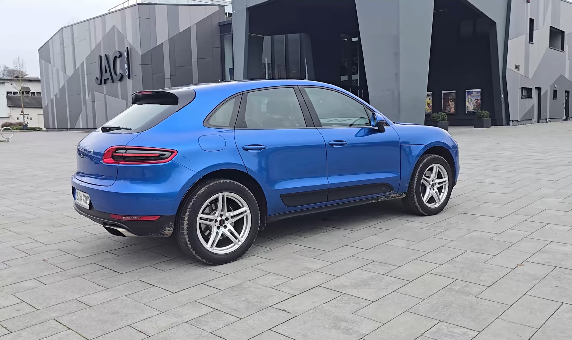 PORSCHE Saphirblaumetallic 252 PS-image-4