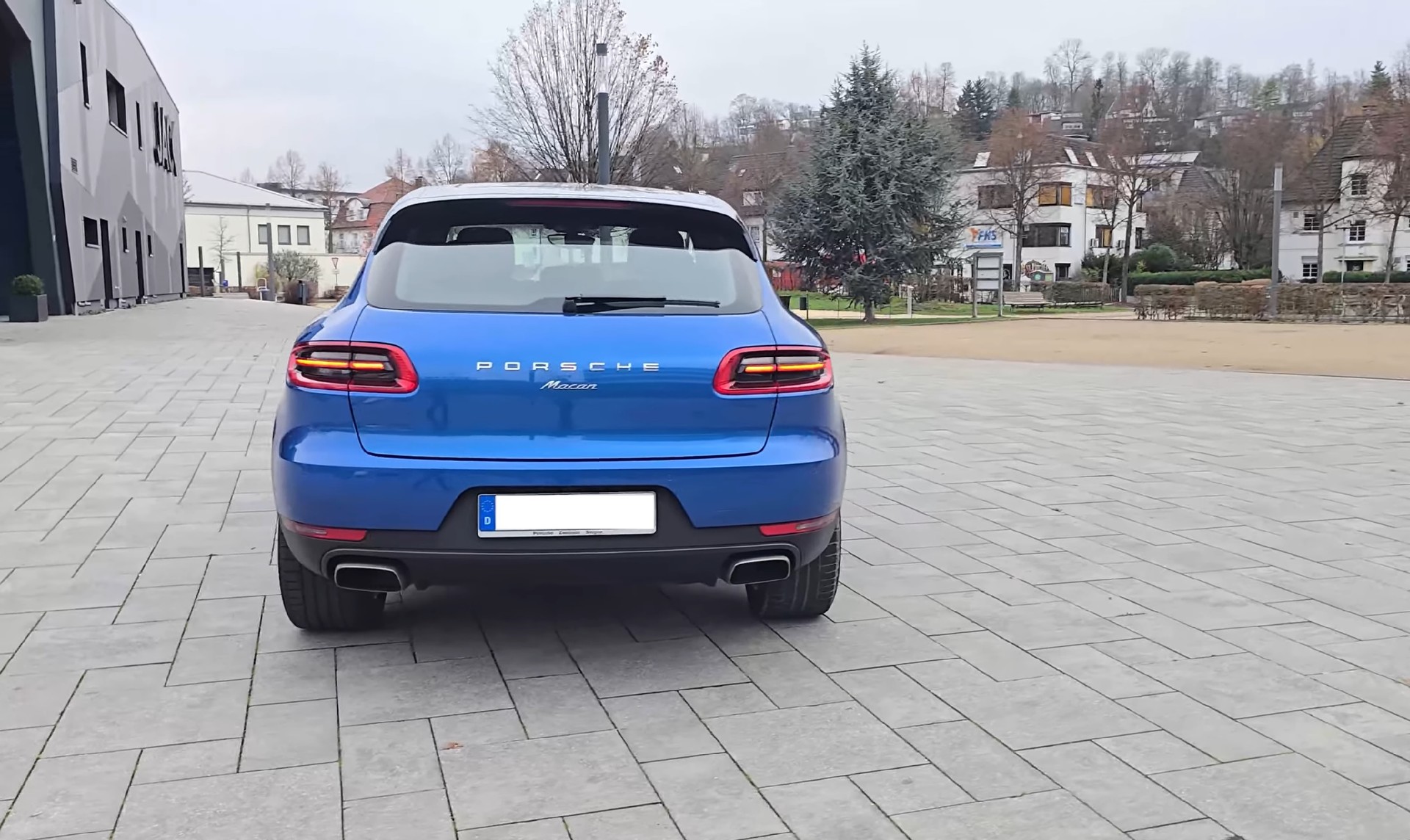 PORSCHE Saphirblaumetallic 252 PS-showroom-element-3