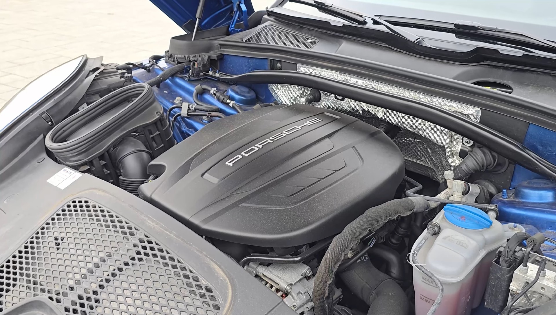 PORSCHE Saphirblaumetallic 252 PS-image-11