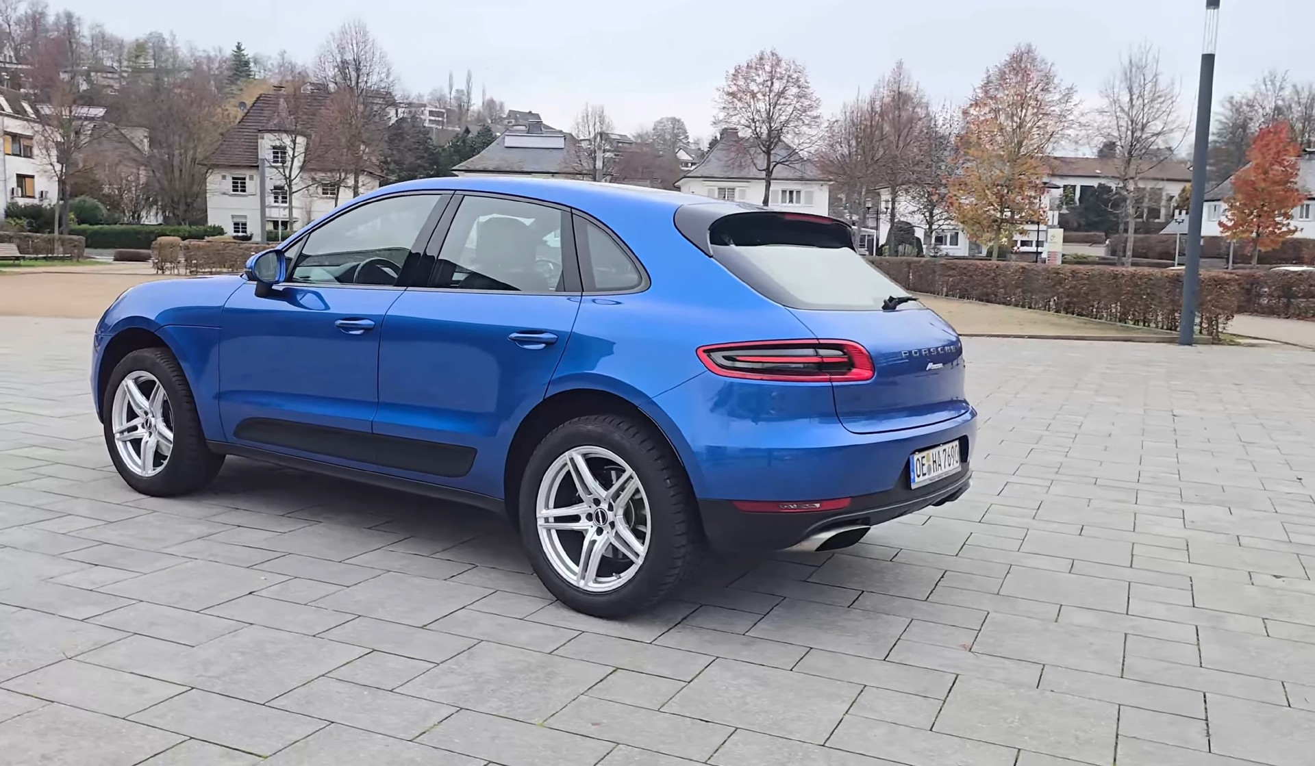 PORSCHE Saphirblaumetallic 252 PS-showroom-element-1
