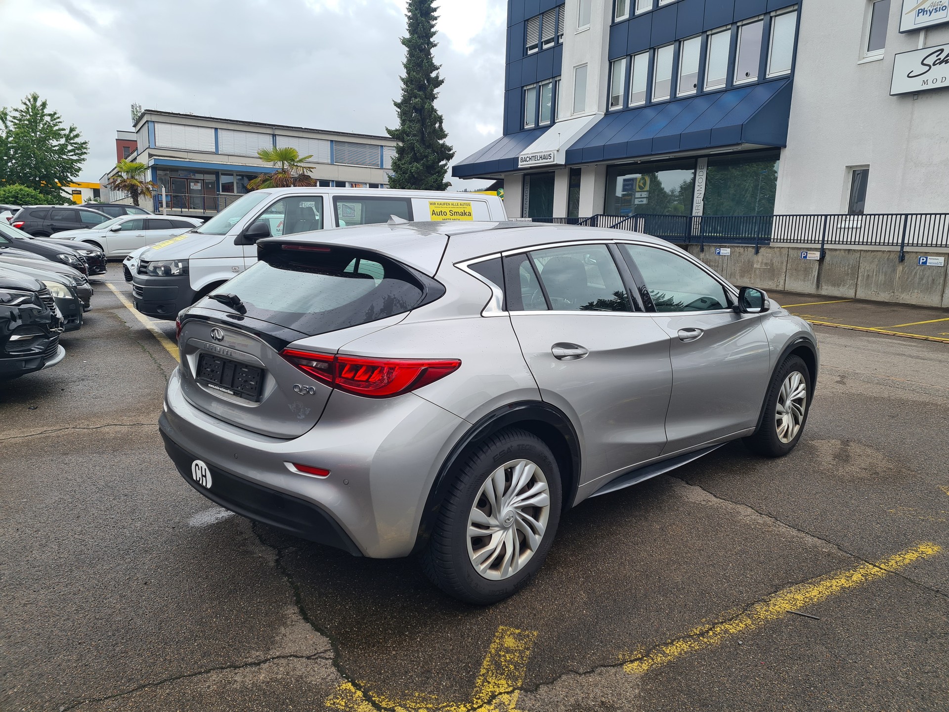 INFINITI Q30 1.5d Business FWD-image-1