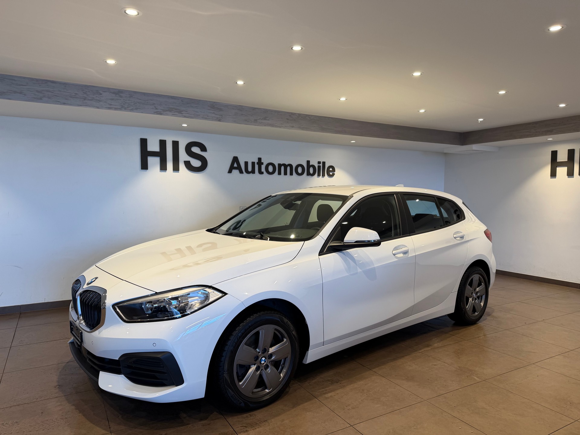 BMW 118i Advantage-image-1