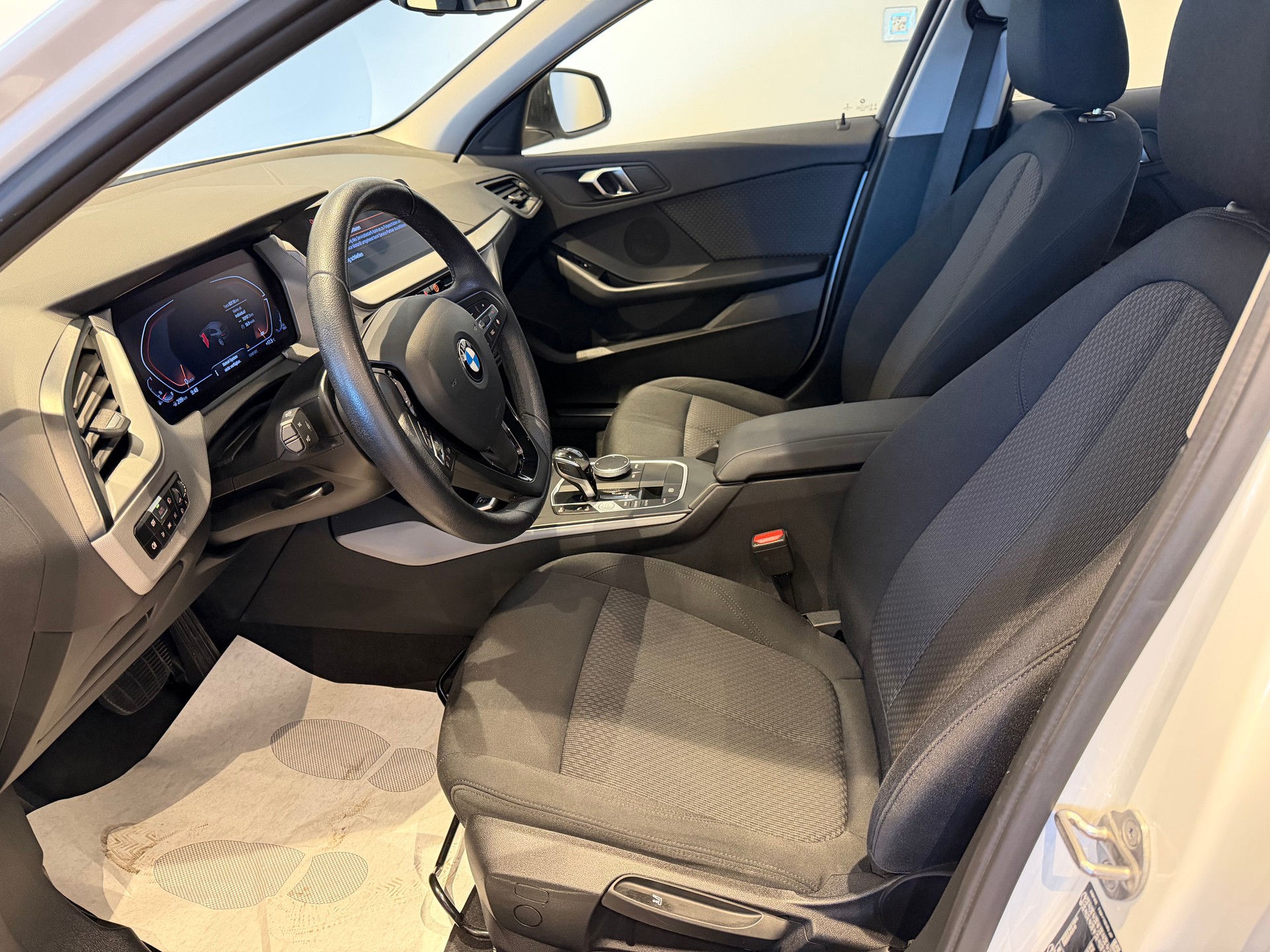 BMW 118i Advantage-image-10