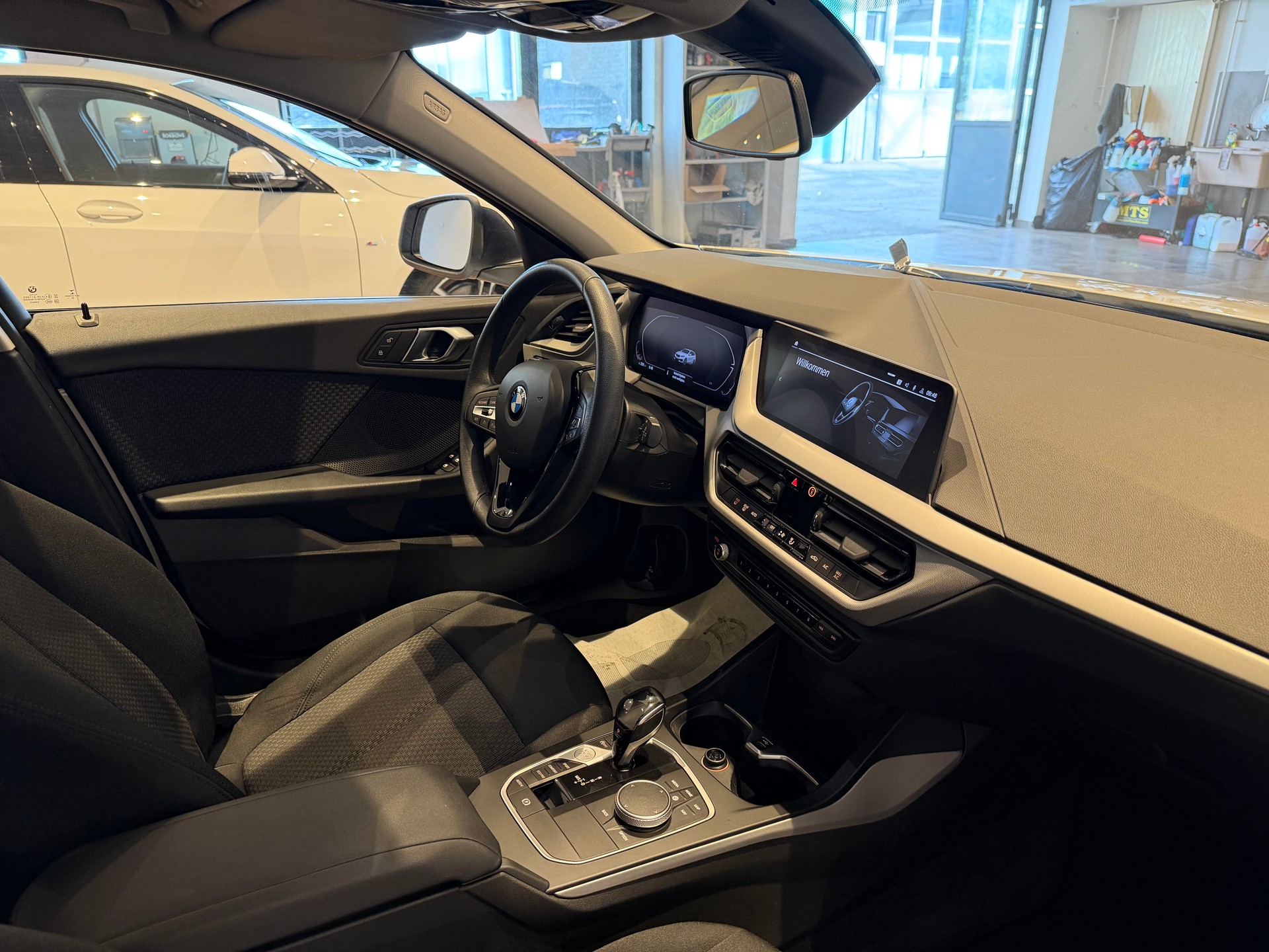 BMW 118i Advantage-image-7