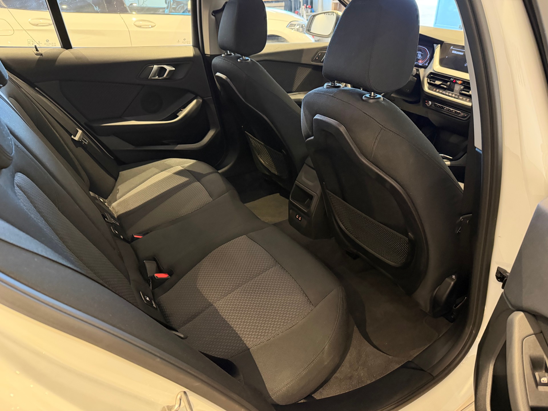 BMW 118i Advantage-image-8
