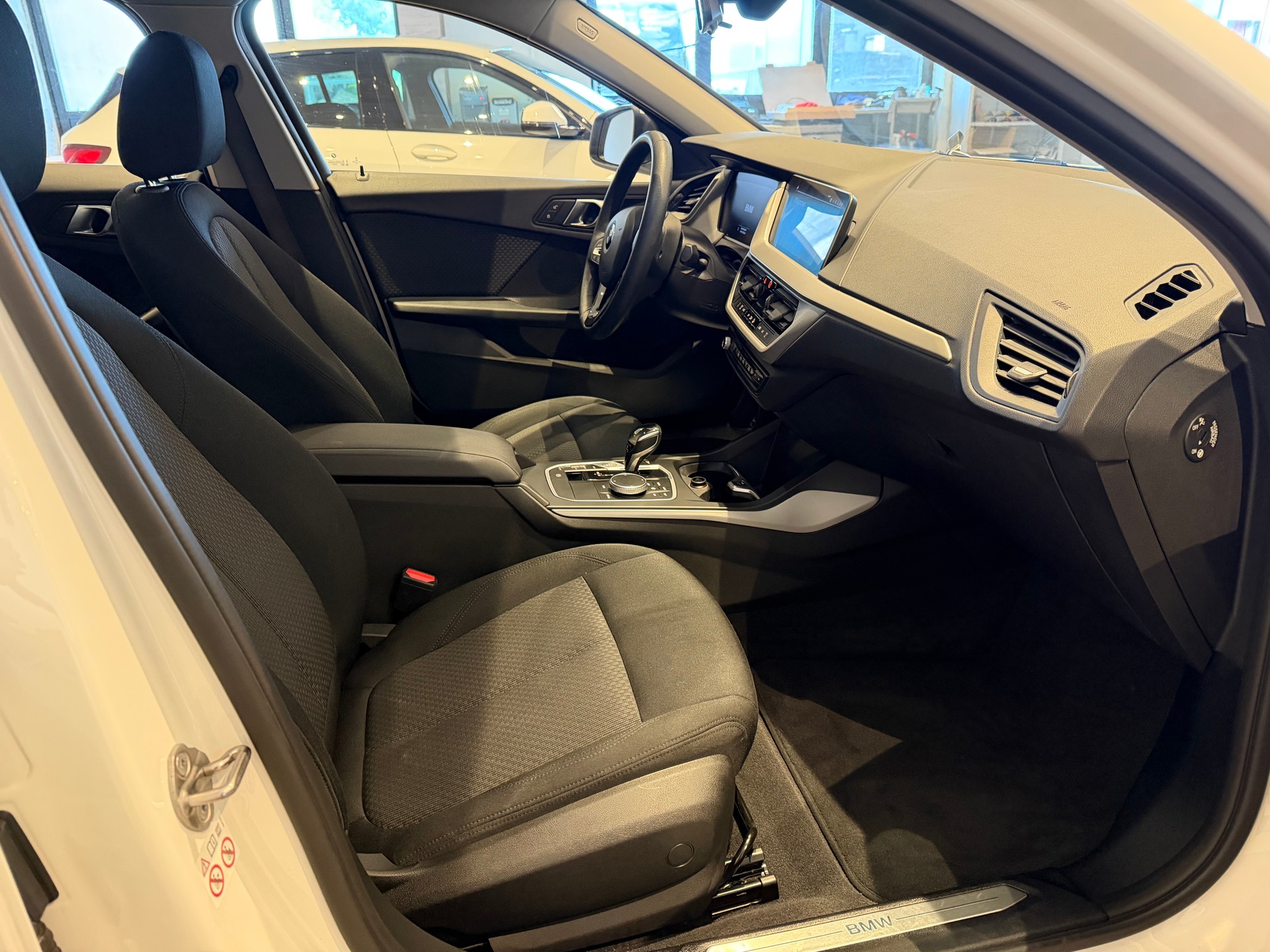 BMW 118i Advantage-image-6