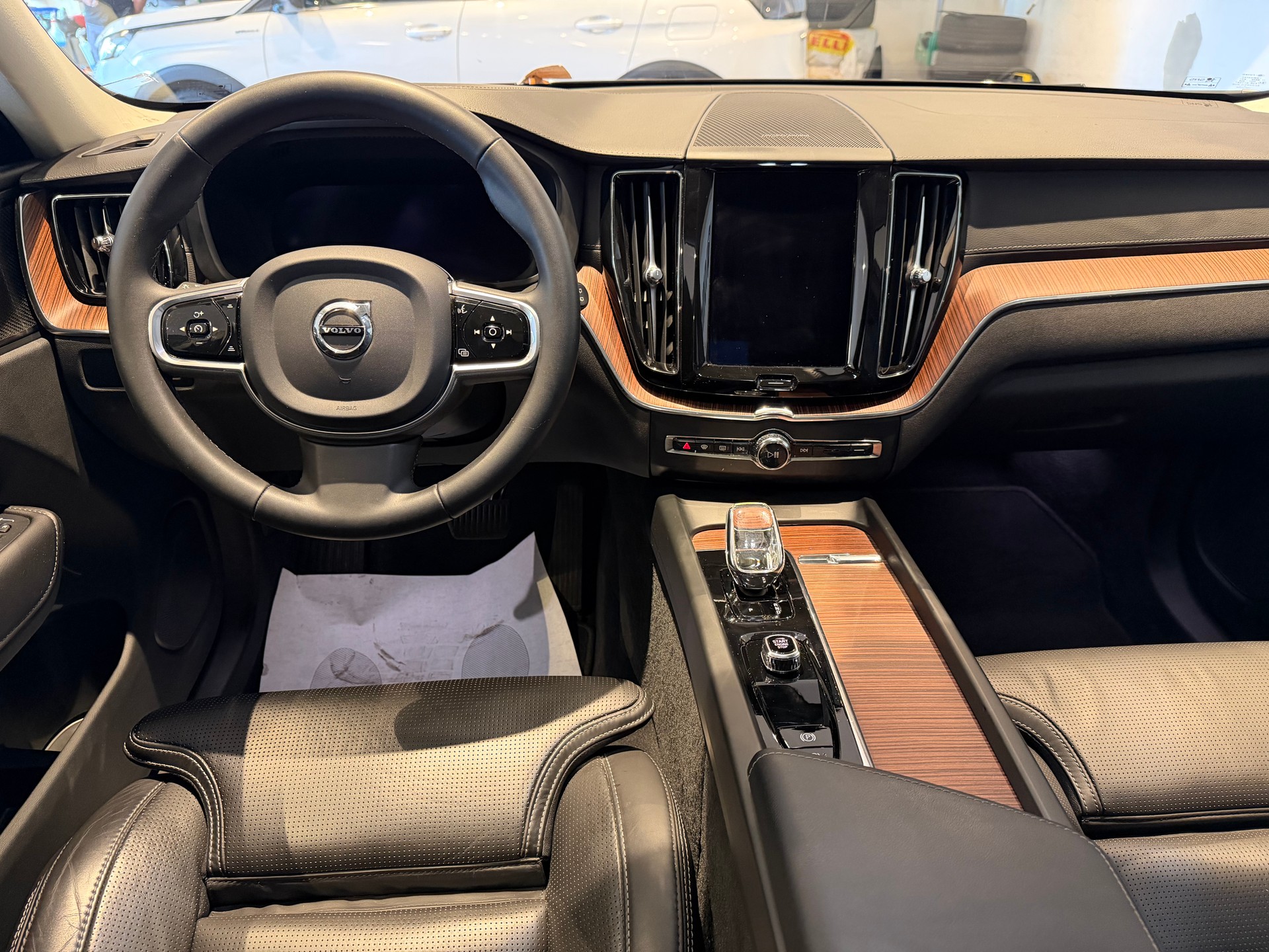VOLVO XC60 2.0 T8 TE Ultimate Dark-image-12