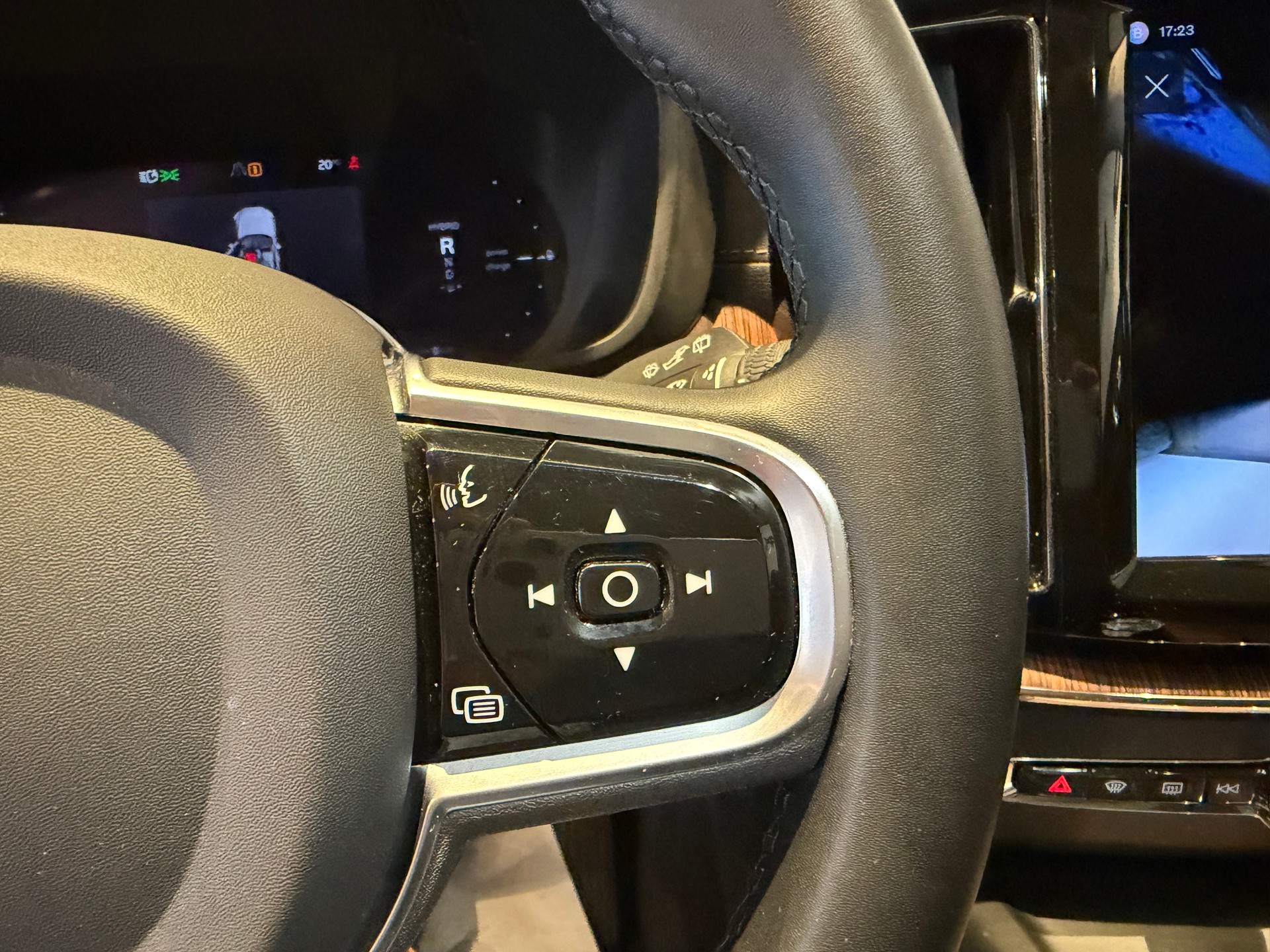 VOLVO XC60 2.0 T8 TE Ultimate Dark-image-18
