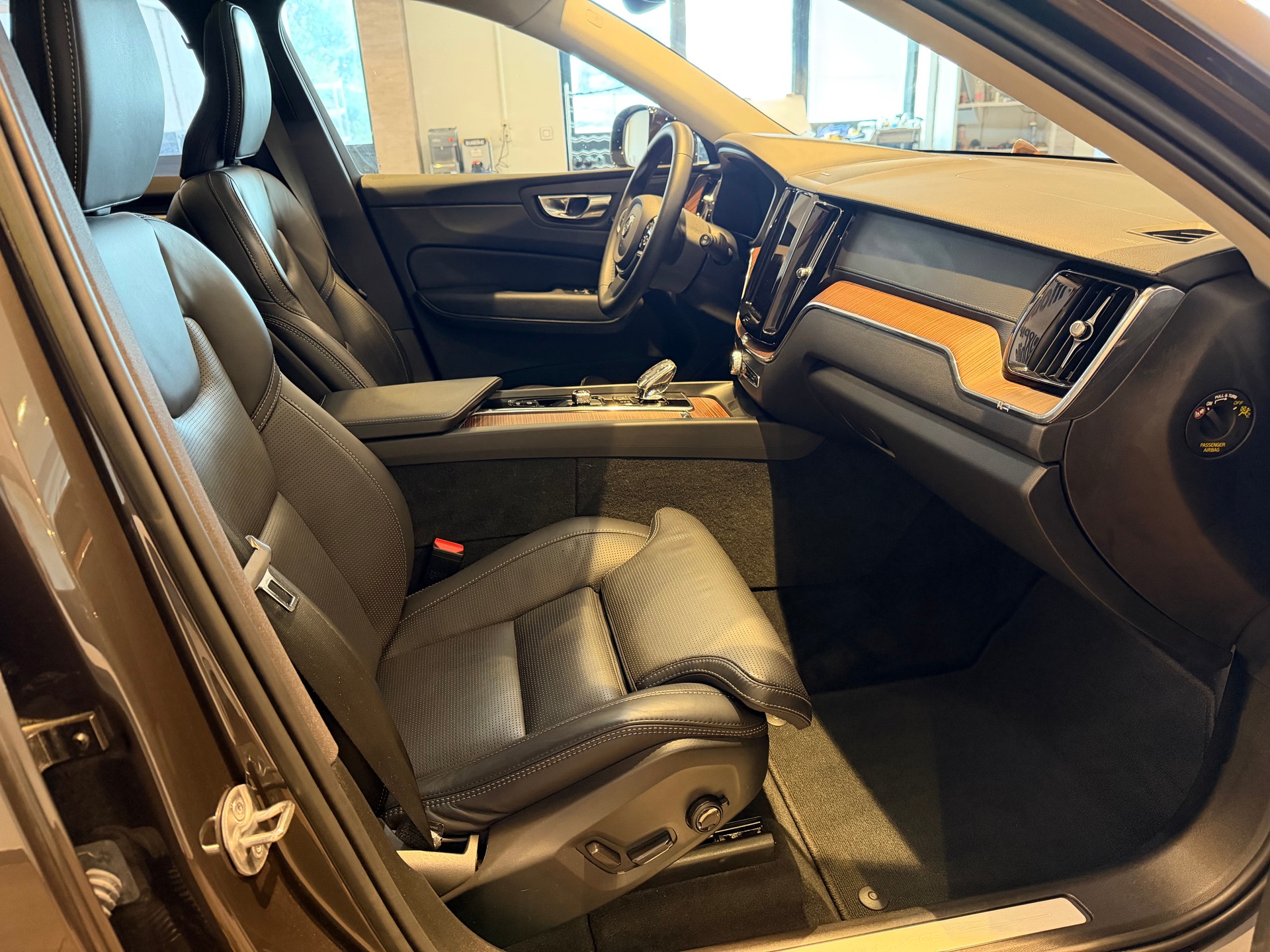 VOLVO XC60 2.0 T8 TE Ultimate Dark-image-9