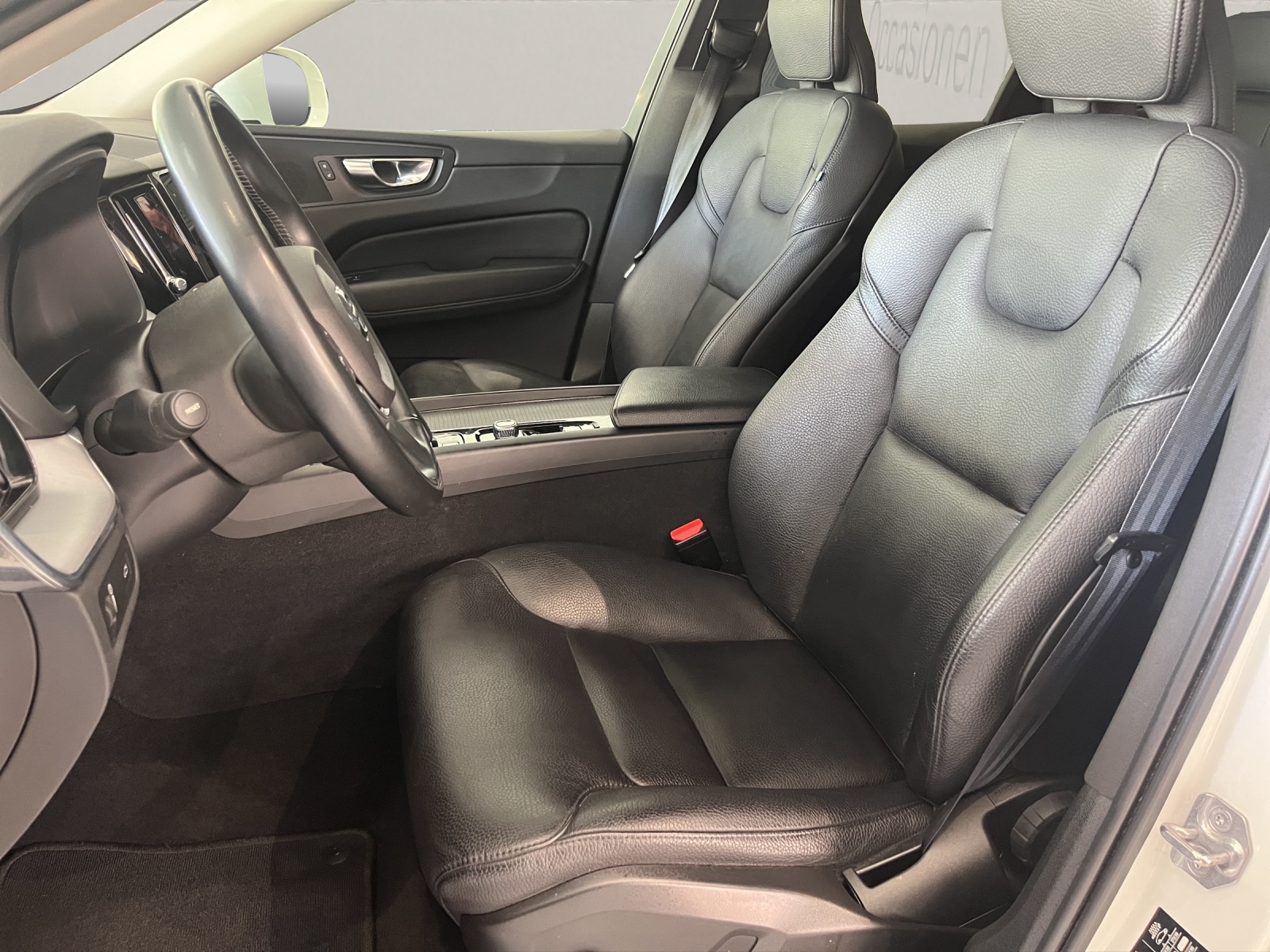 VOLVO XC60 2.0 B4 MH Momentum AWD-image-12