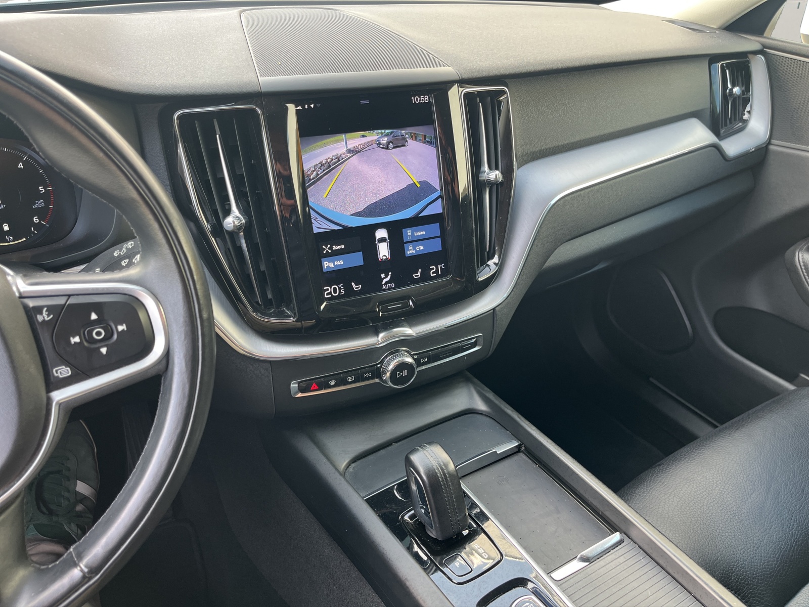 VOLVO XC60 2.0 B4 MH Momentum AWD-image-10