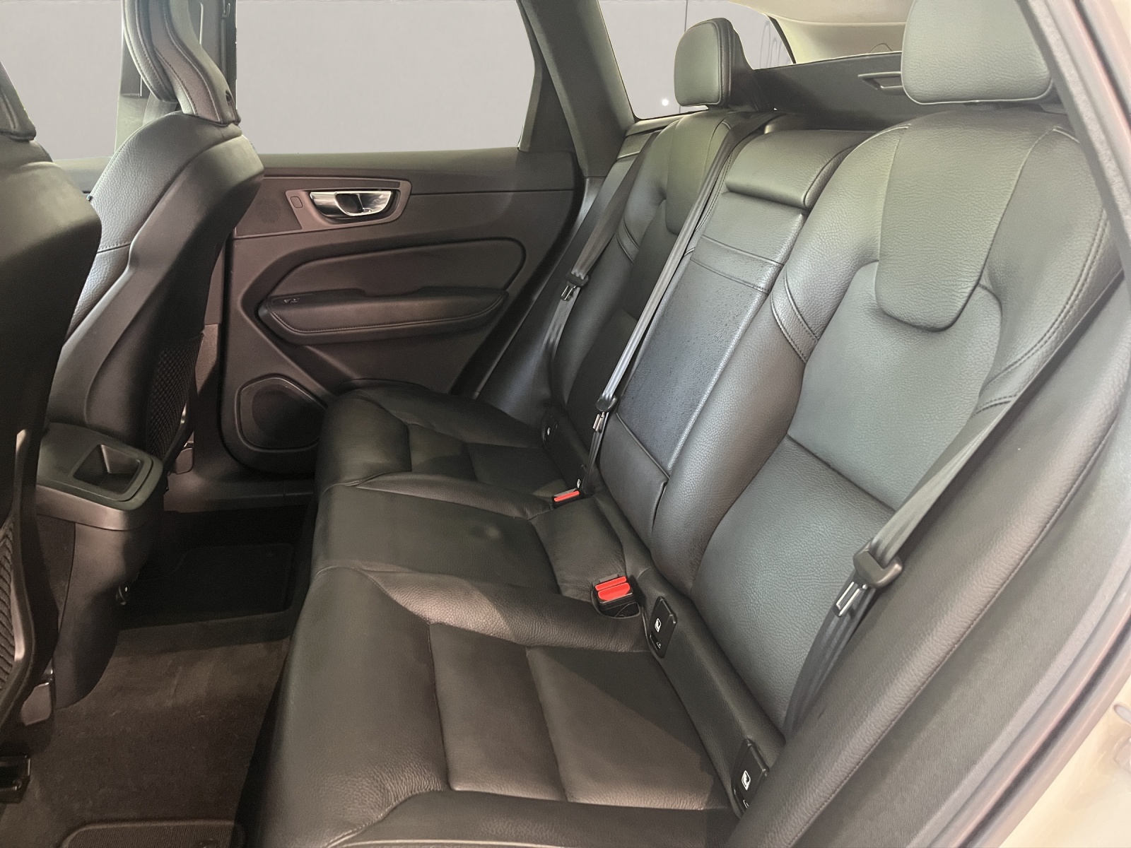VOLVO XC60 2.0 B4 MH Momentum AWD-image-14