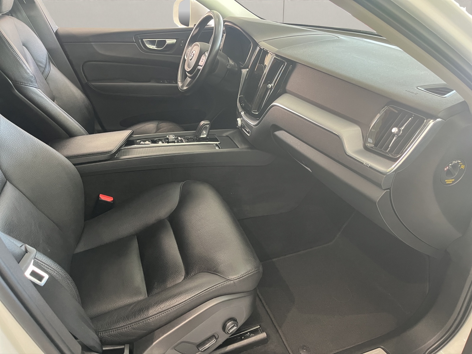 VOLVO XC60 2.0 B4 MH Momentum AWD-image-13