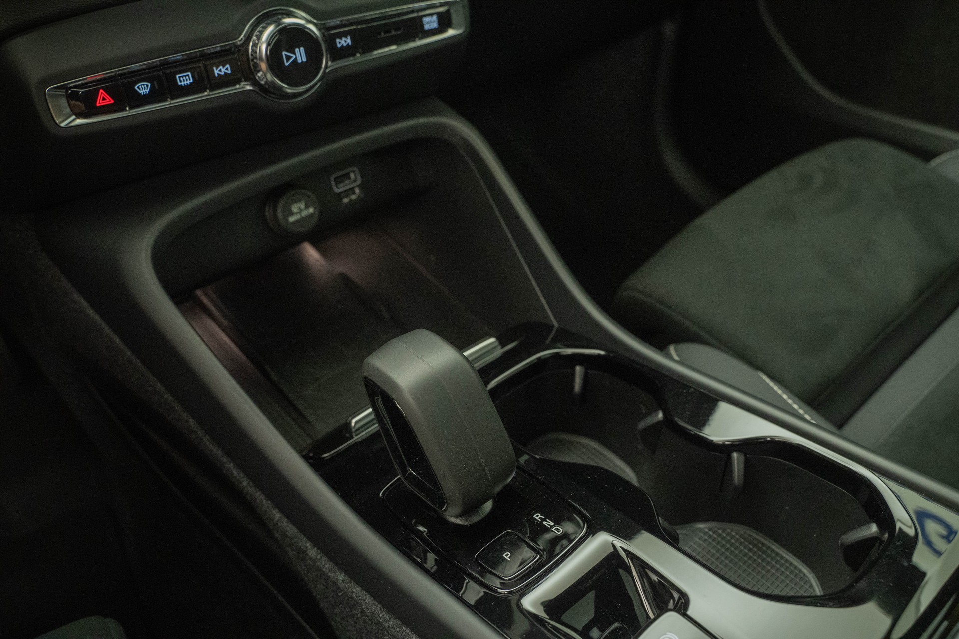 VOLVO XC40 1.5 T5 PiH Ultimate Dark-image-13