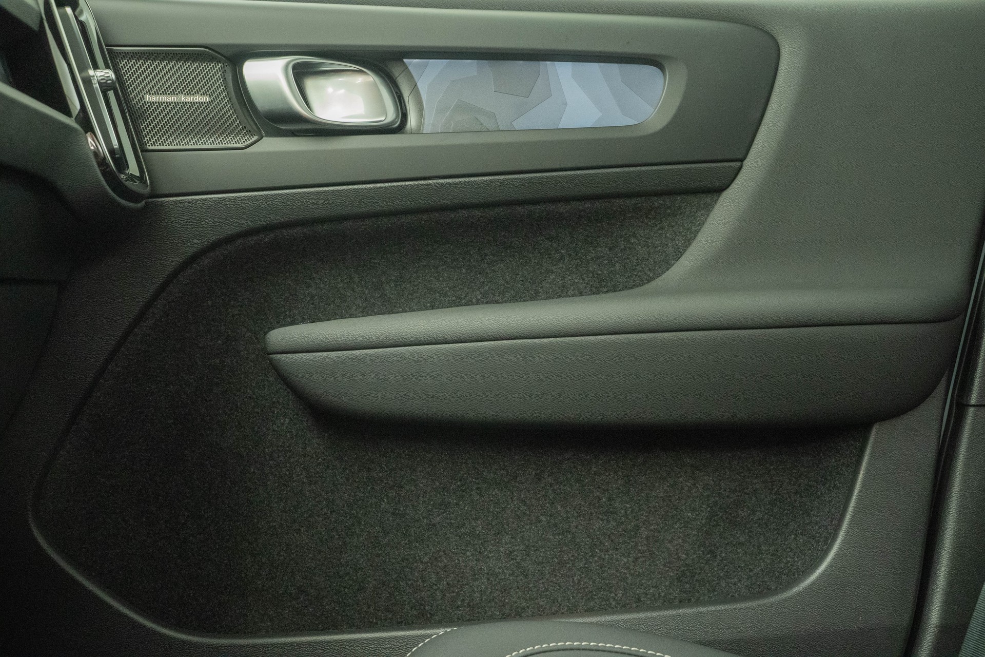 VOLVO XC40 1.5 T5 PiH Ultimate Dark-image-12