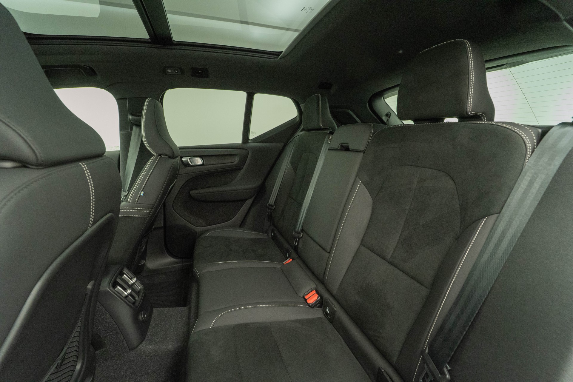 VOLVO XC40 1.5 T5 PiH Ultimate Dark-image-8
