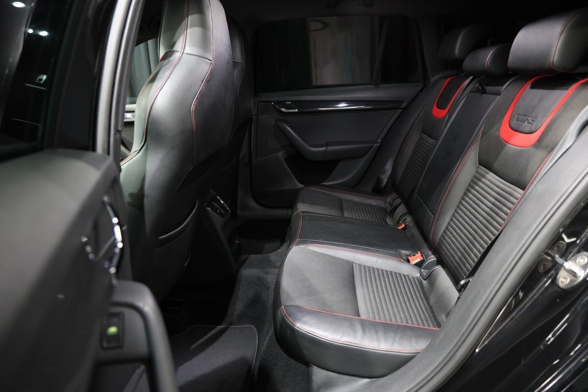 SKODA Octavia Combi 2.0 TDI RS DSG-image-4