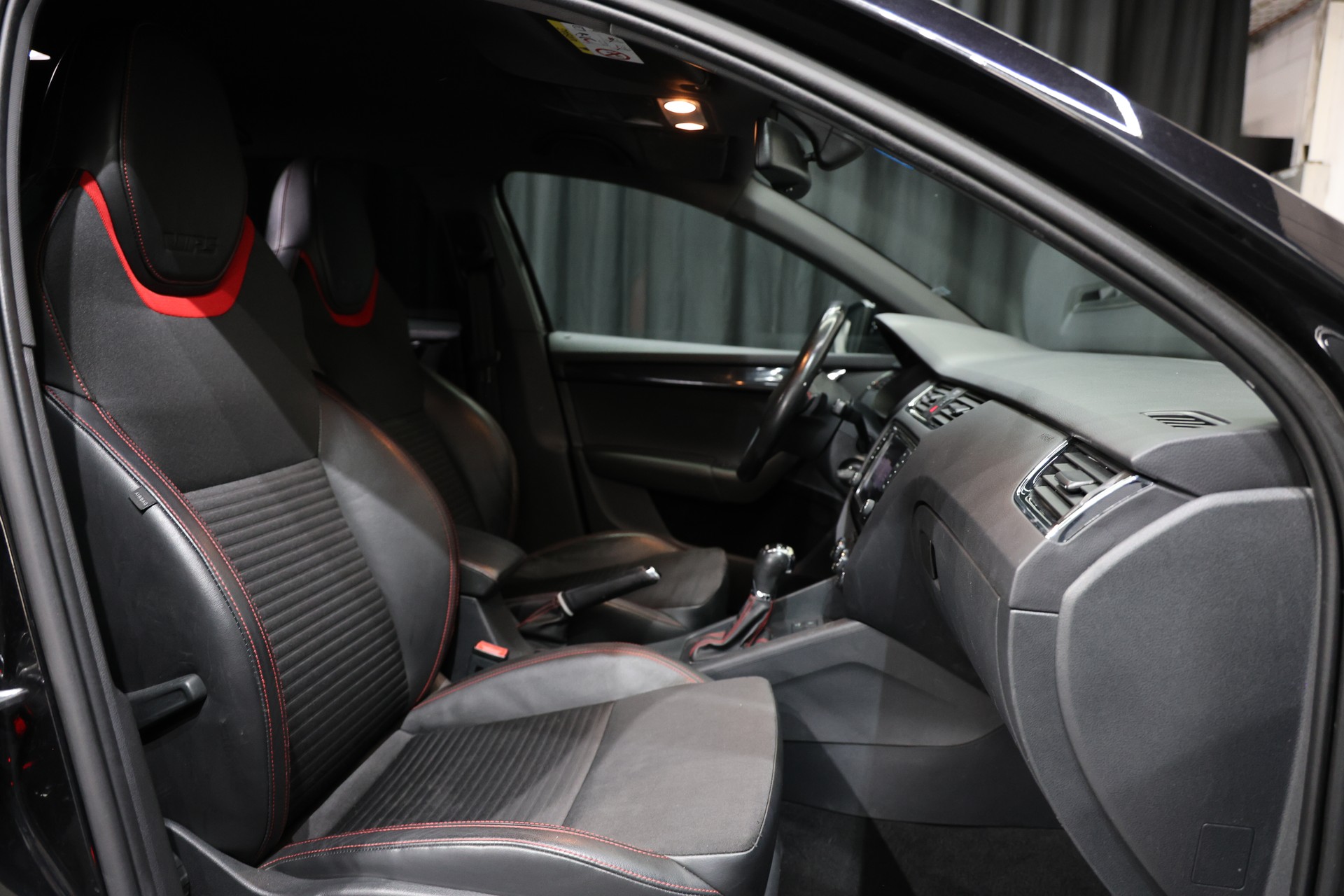 SKODA Octavia Combi 2.0 TDI RS DSG-image-16