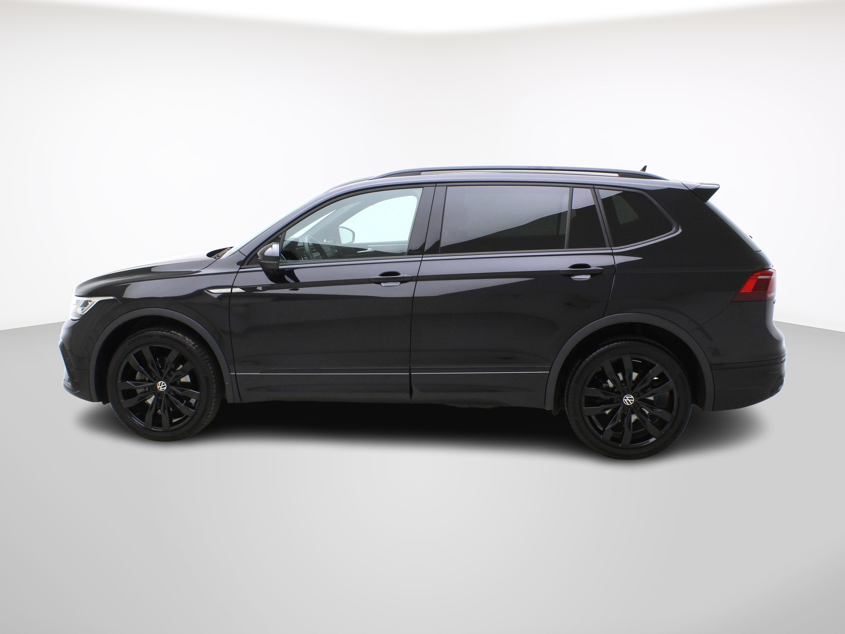 VW Tiguan Allspace 2.0 TSI DSG R-Line Black Style 4Motion-image-2