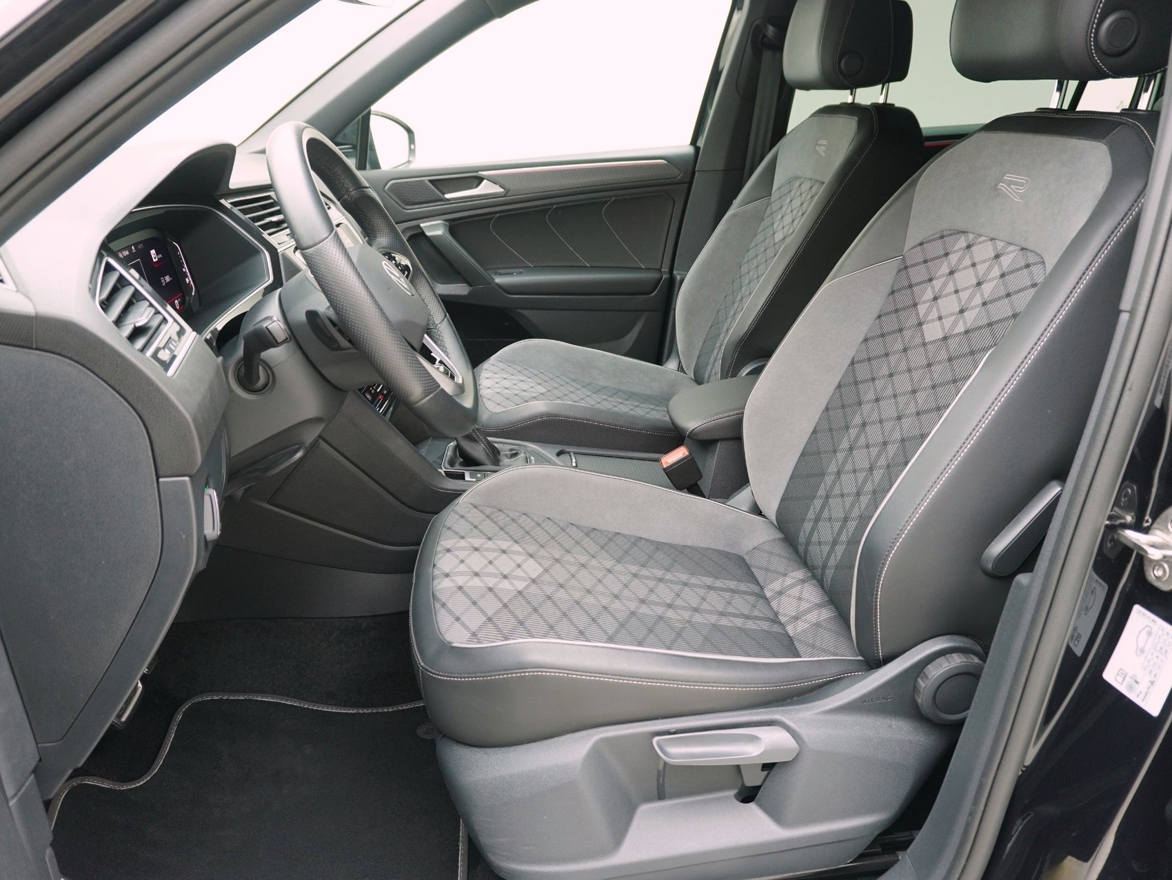 VW Tiguan Allspace 2.0 TSI DSG R-Line Black Style 4Motion-image-7