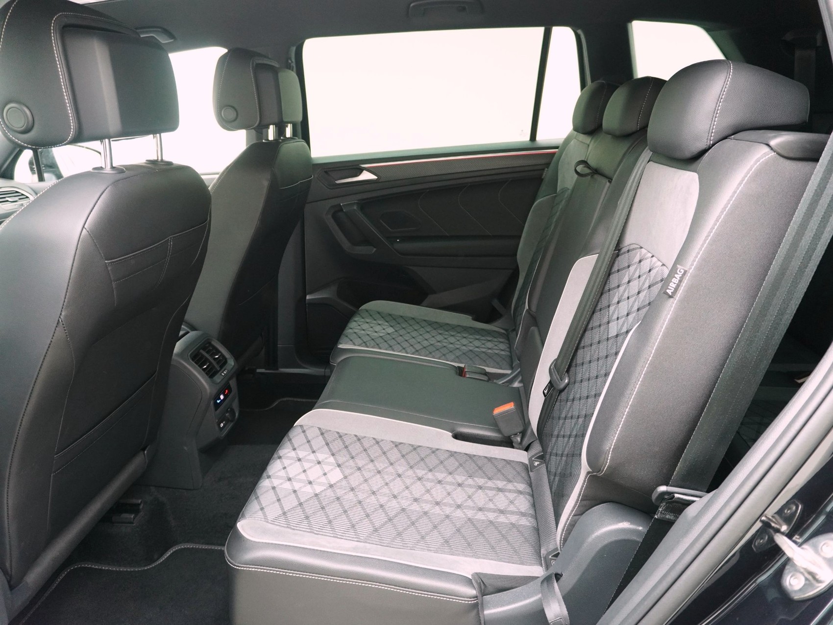 VW Tiguan Allspace 2.0 TSI DSG R-Line Black Style 4Motion-image-10