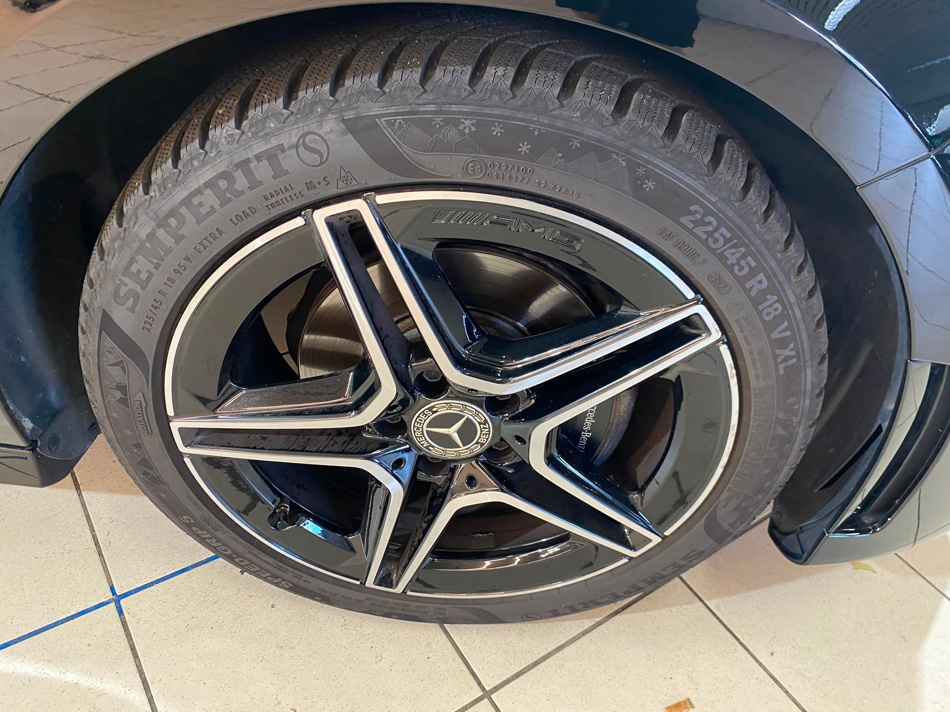 MERCEDES-BENZ A 200 AMG Line 7G-DCT-image-5