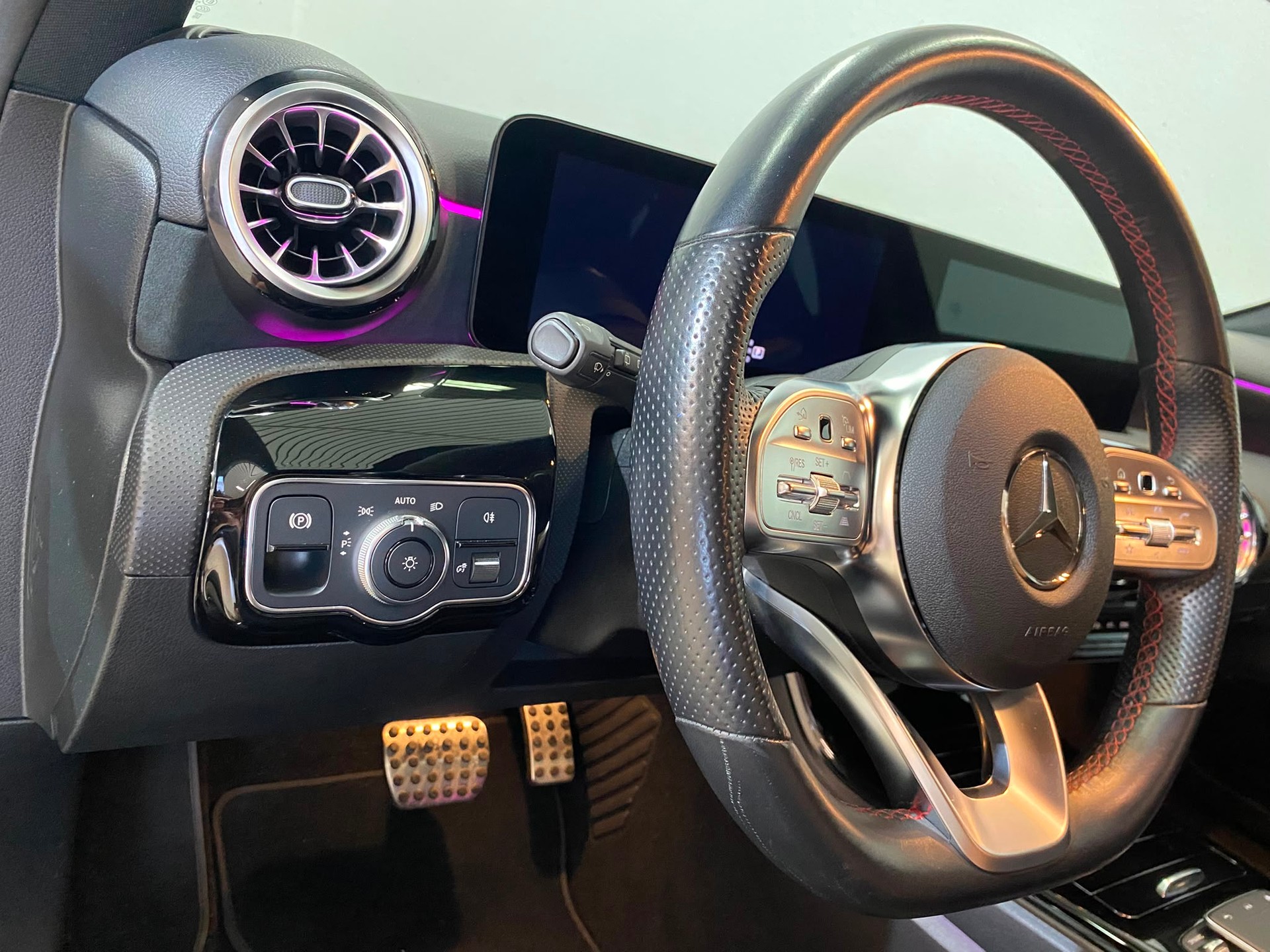 MERCEDES-BENZ A 200 AMG Line 7G-DCT-image-7