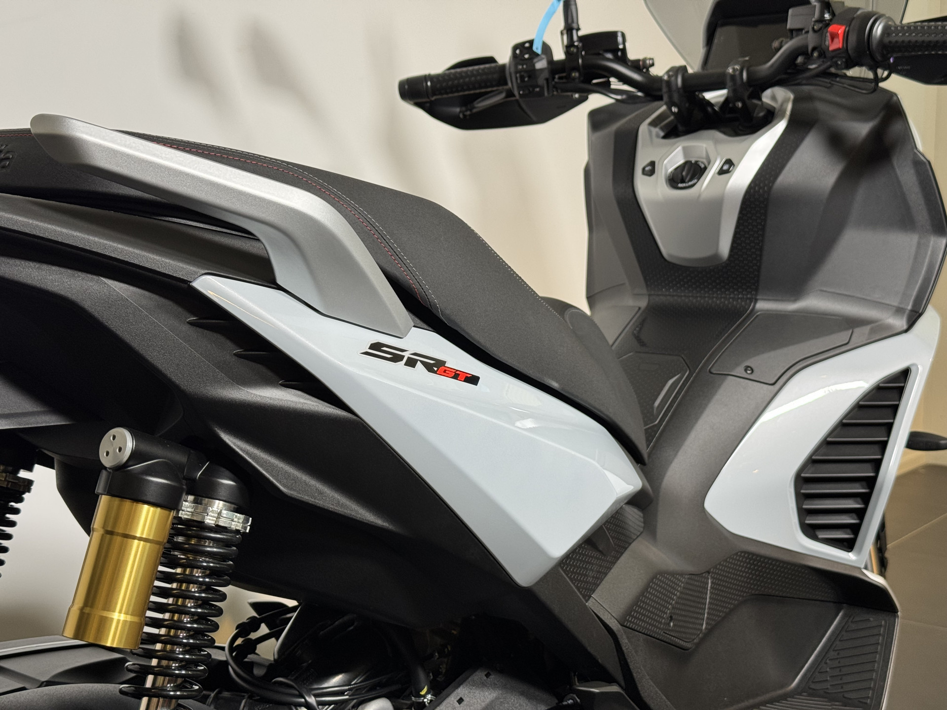 APRILIA SR GT 400-showroom-element-3
