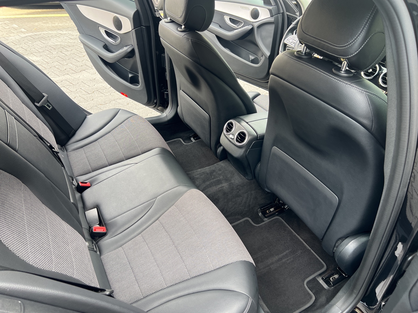 MERCEDES-BENZ C 200 Swiss Star Avantgarde 4M 9G-Tronic-image-7