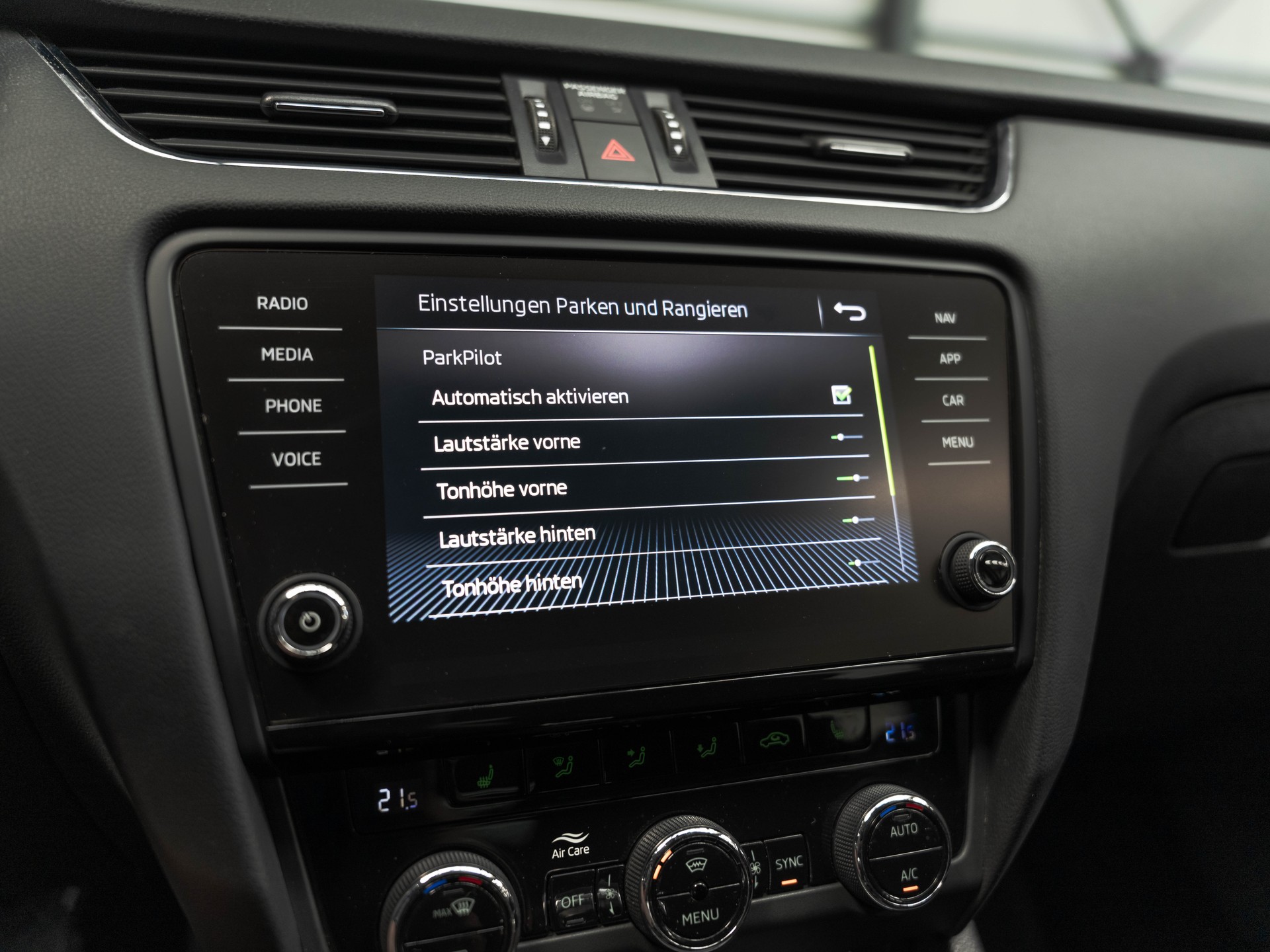 SKODA Octavia Combi 1.6 TDI Ambition DSG-image-29